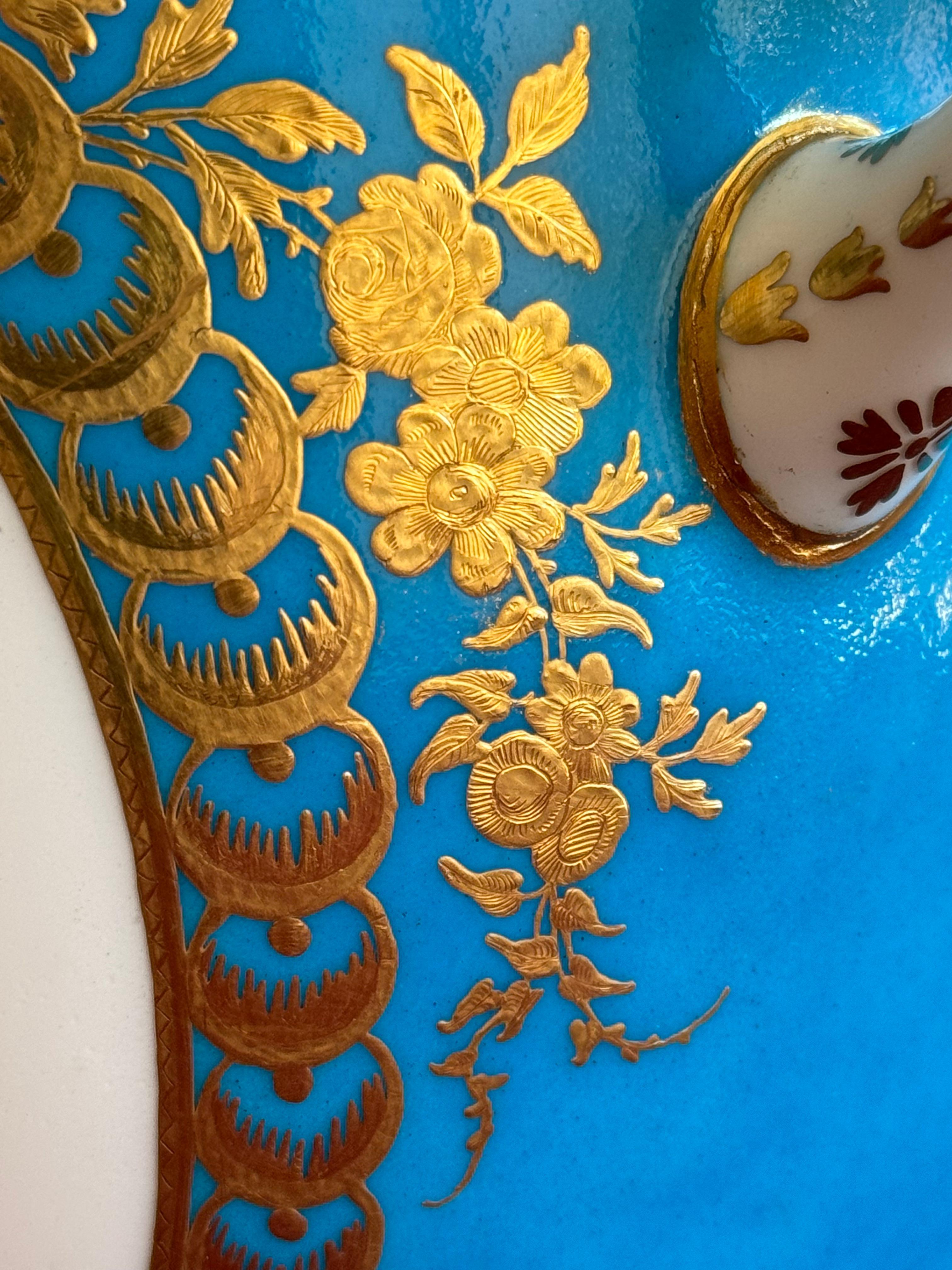Fina pareja de enfriadores de botellas de porcelana de pasta blanda de Sèvres del siglo XVIII en venta 2