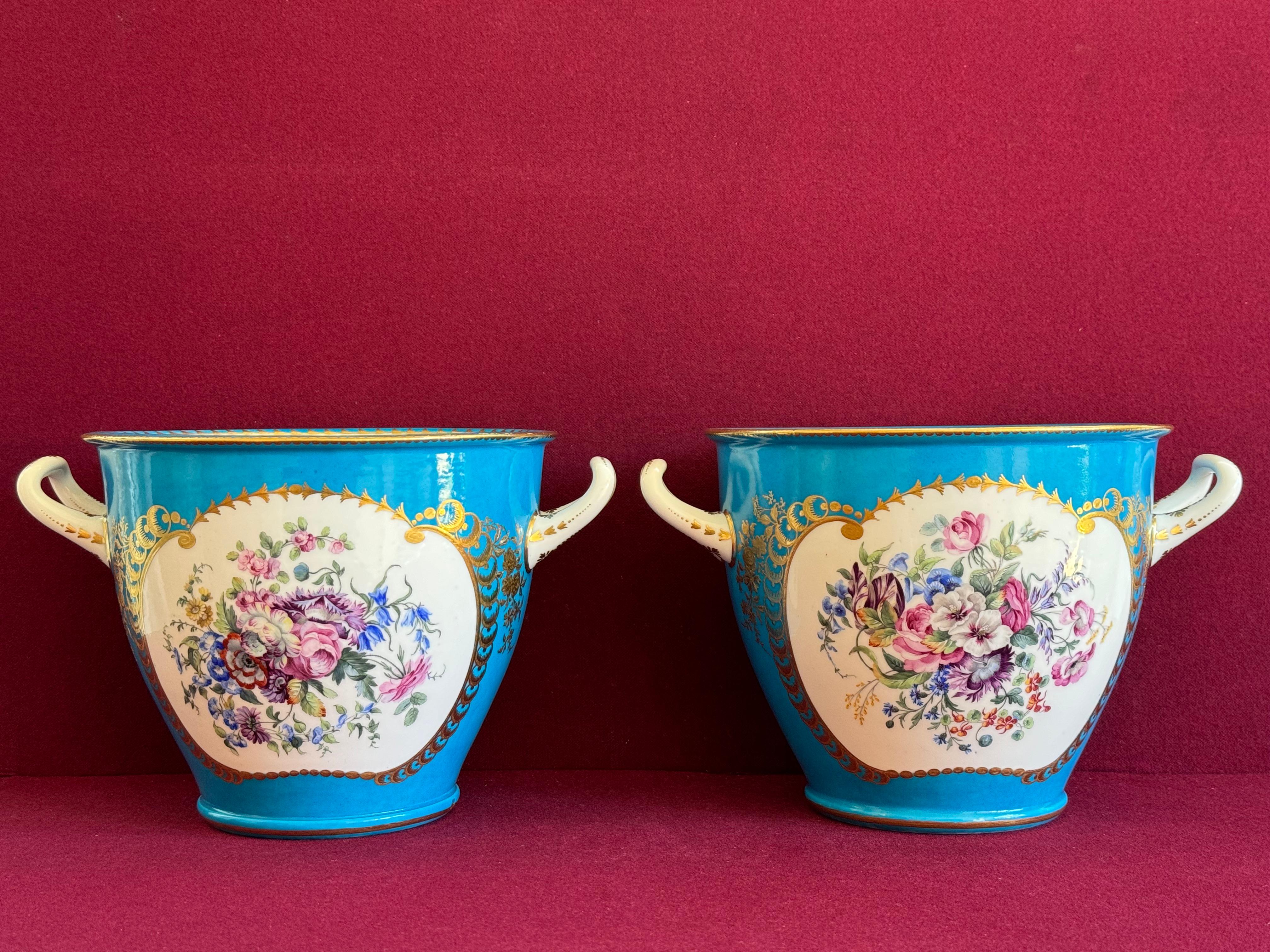 Fina pareja de enfriadores de botellas de porcelana de pasta blanda de Sèvres del siglo XVIII en venta 3