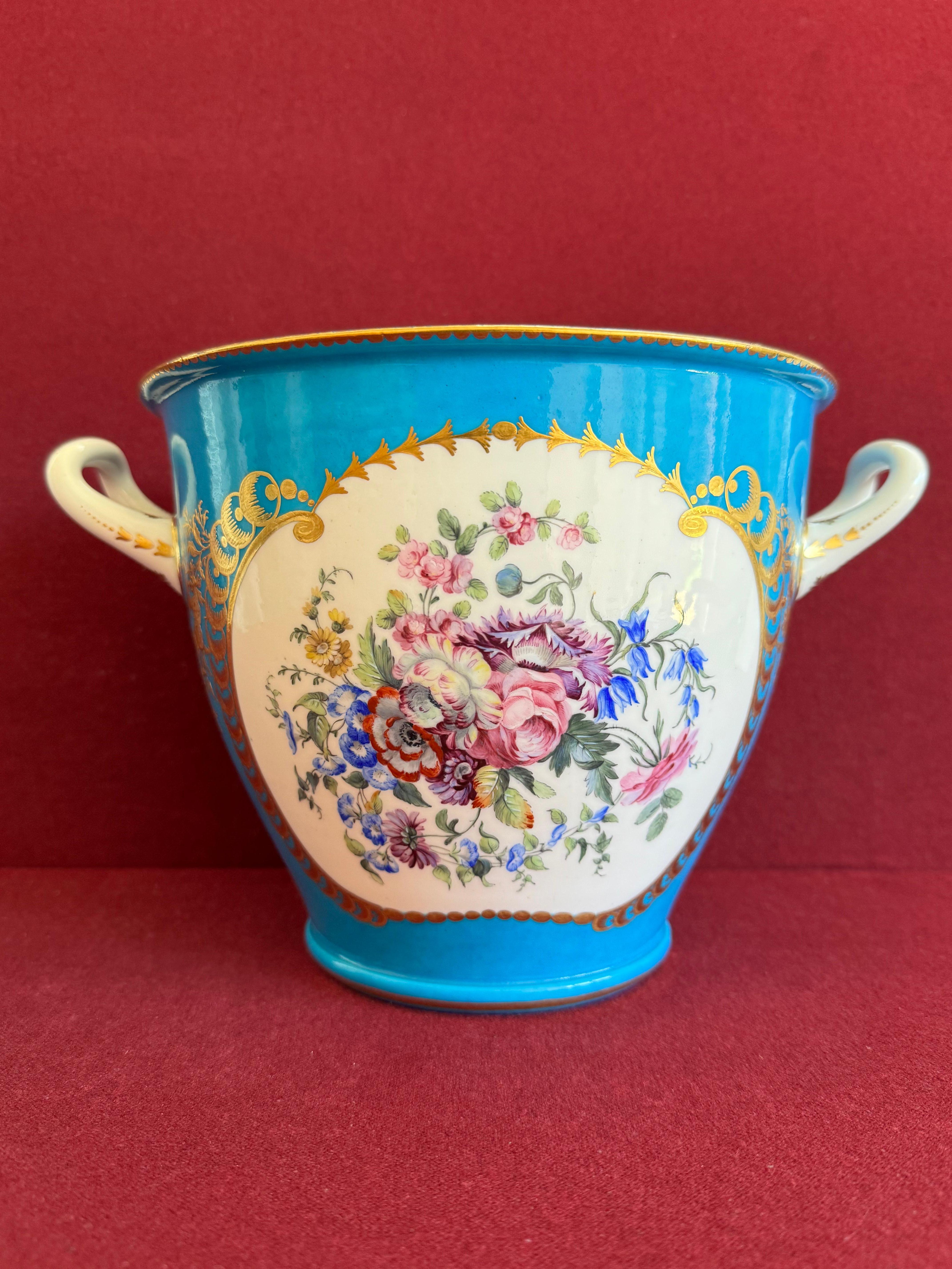 Fina pareja de enfriadores de botellas de porcelana de pasta blanda de Sèvres del siglo XVIII en venta 4