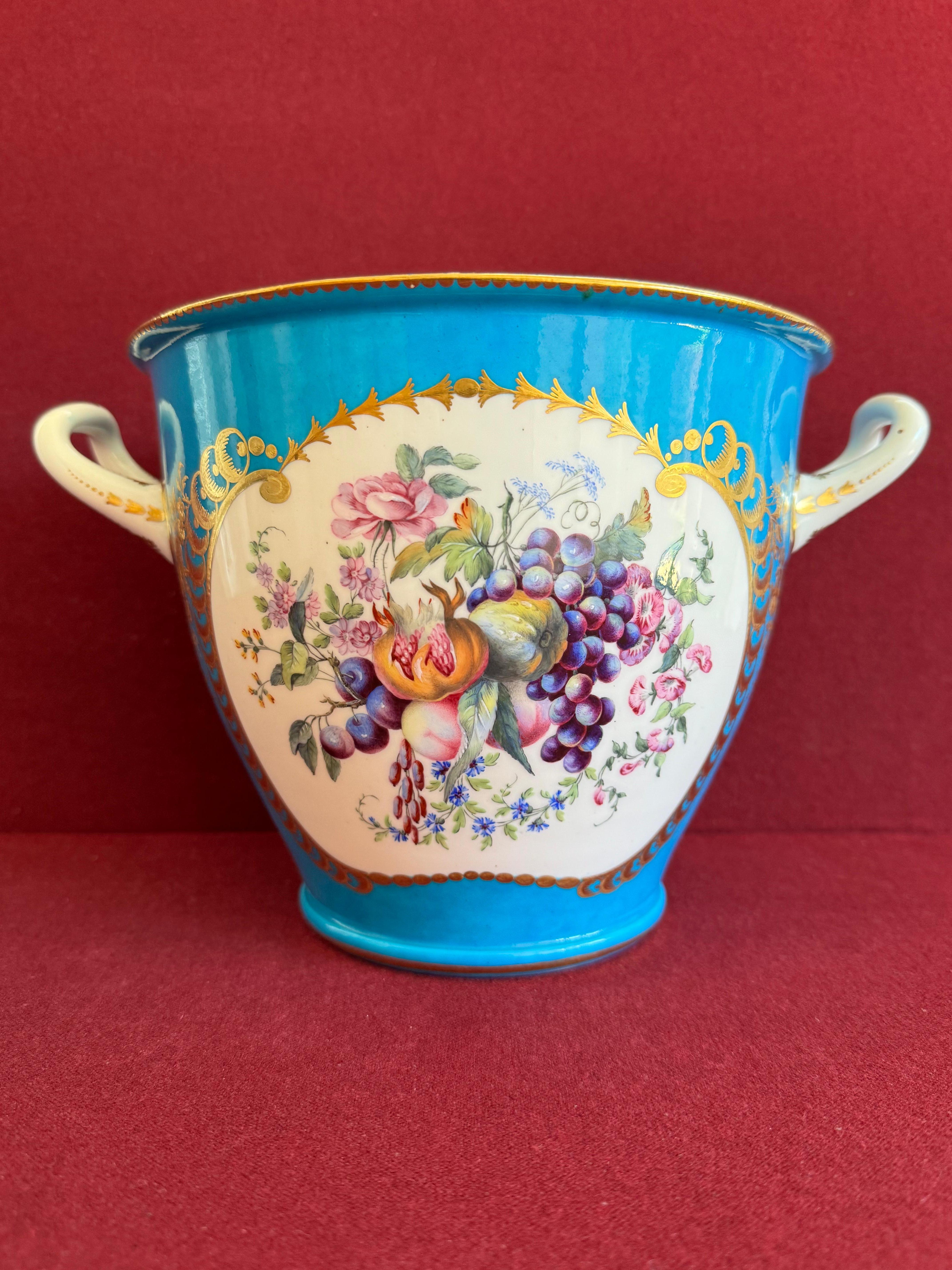 Fina pareja de enfriadores de botellas de porcelana de pasta blanda de Sèvres del siglo XVIII en venta 6