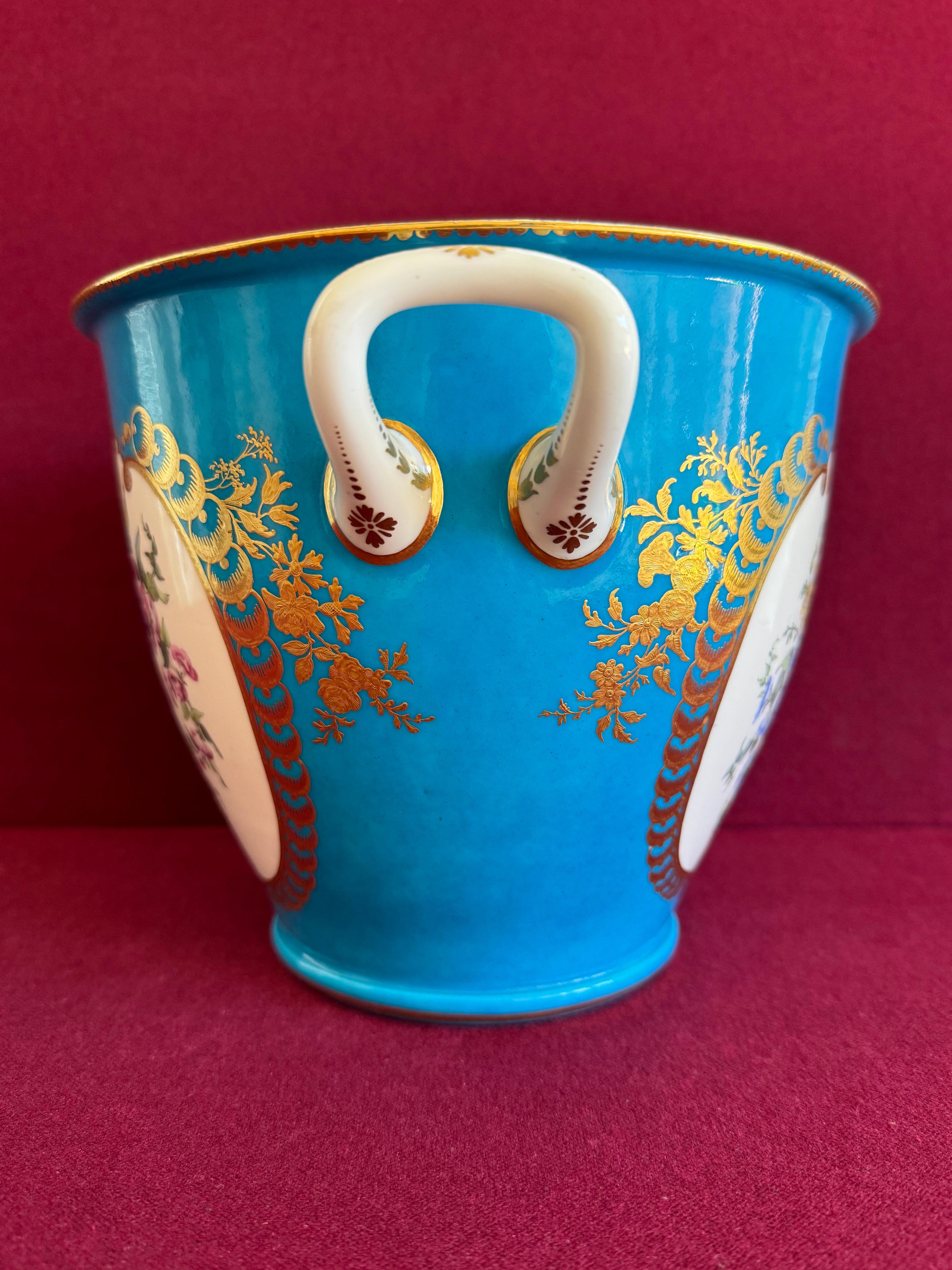 Fina pareja de enfriadores de botellas de porcelana de pasta blanda de Sèvres del siglo XVIII en venta 7