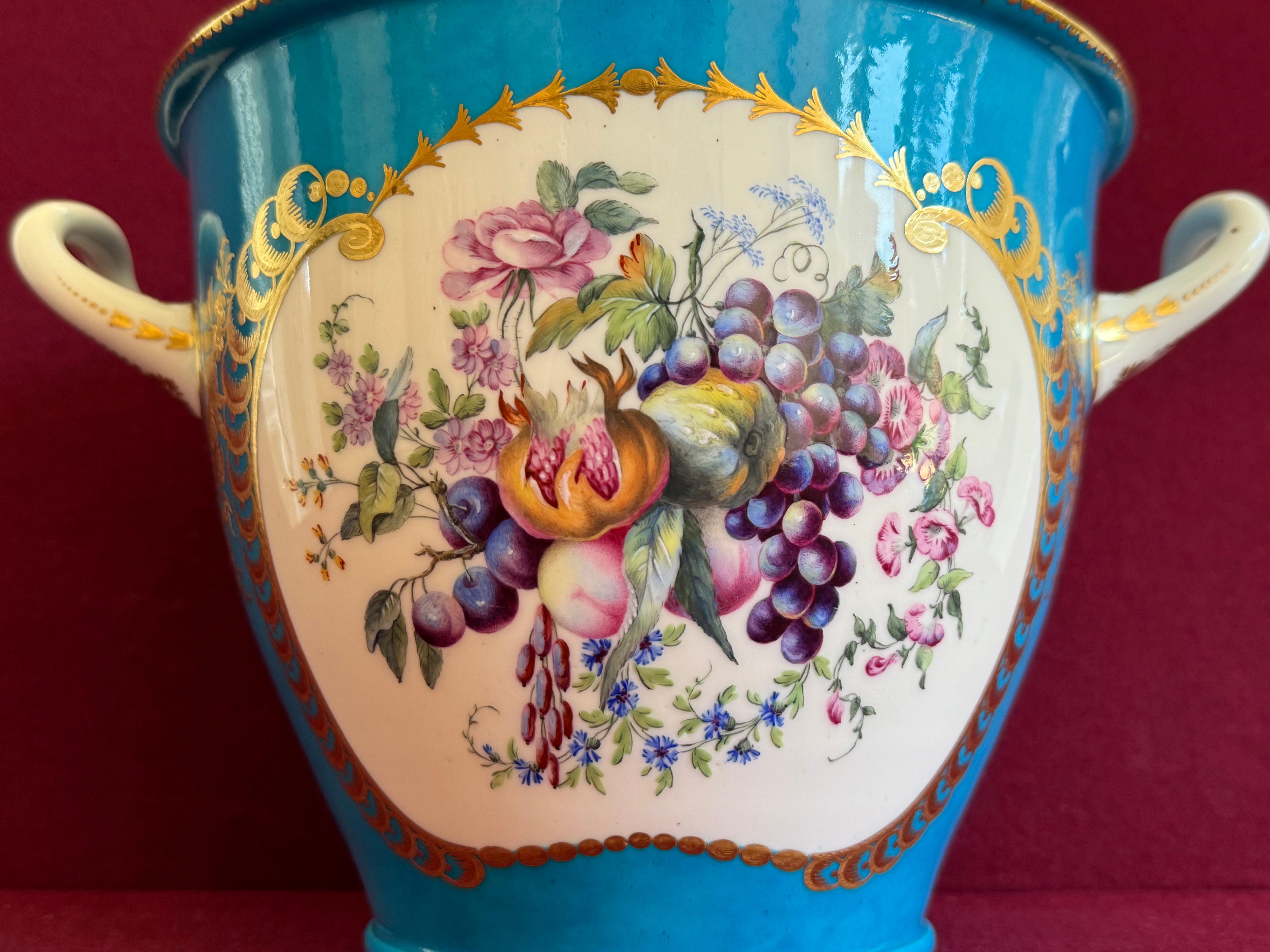 Fina pareja de enfriadores de botellas de porcelana de pasta blanda de Sèvres del siglo XVIII en venta 8