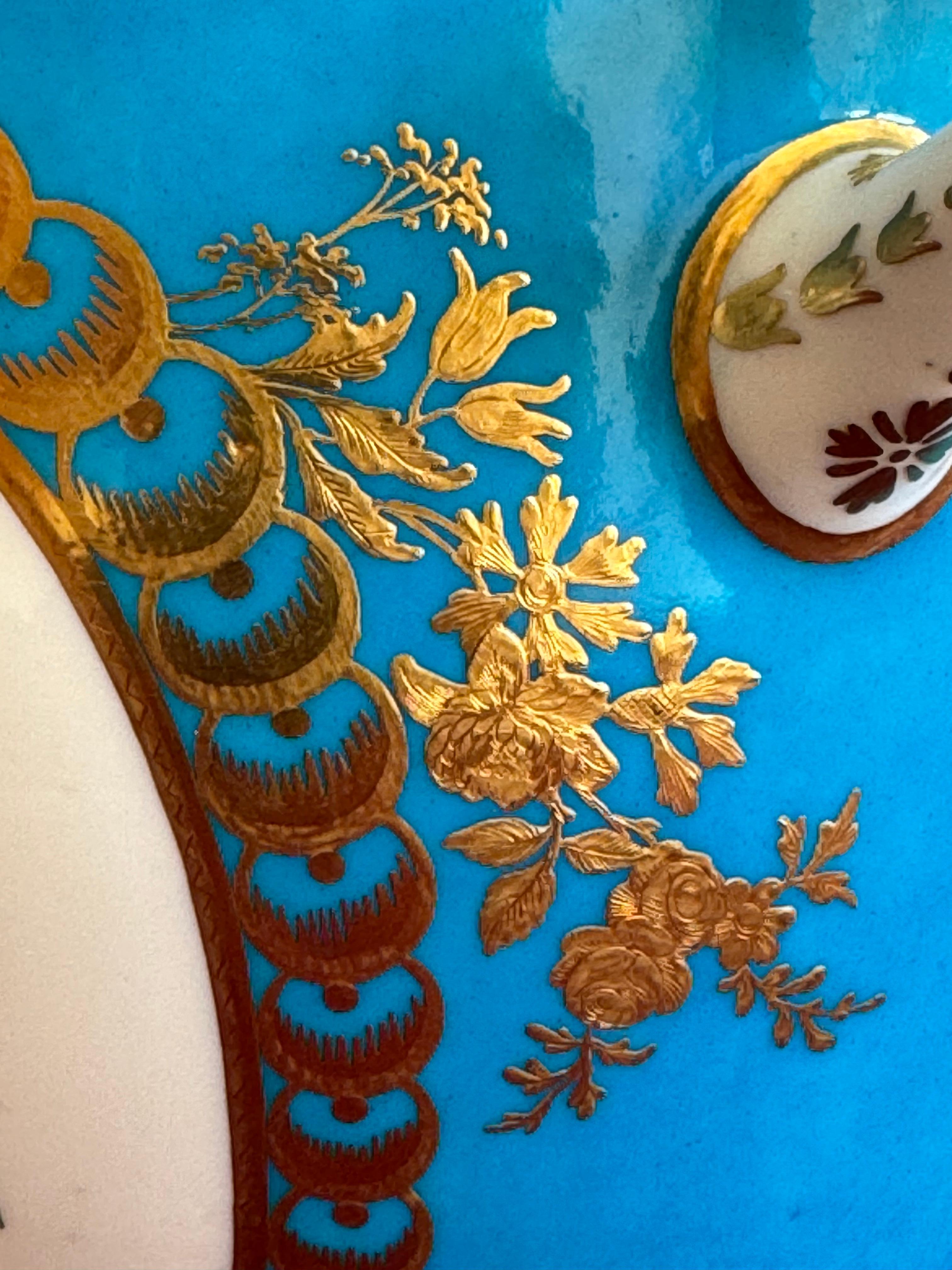 Fina pareja de enfriadores de botellas de porcelana de pasta blanda de Sèvres del siglo XVIII en venta 11