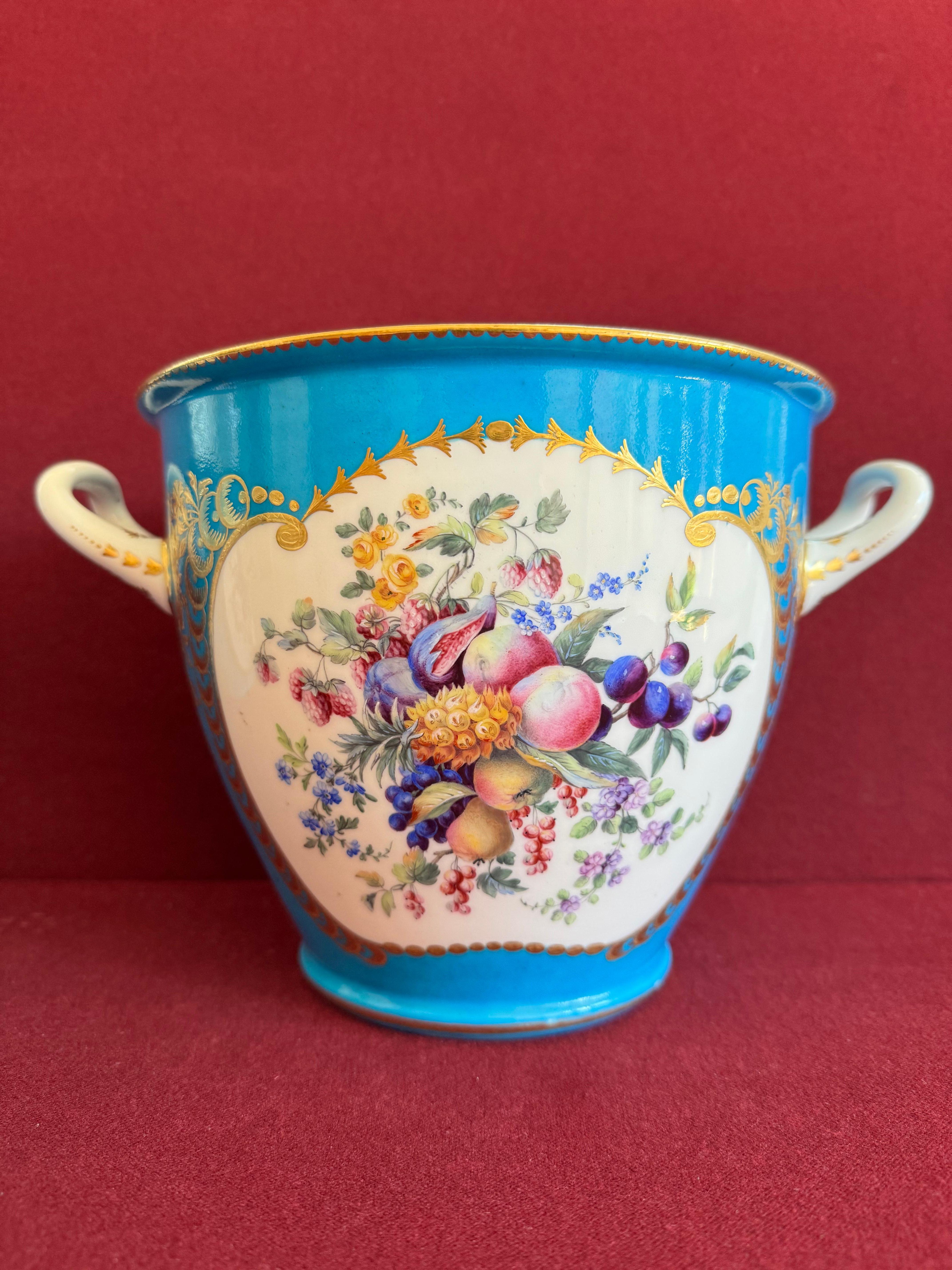 Fina pareja de enfriadores de botellas de porcelana de pasta blanda de Sèvres del siglo XVIII Rococó en venta