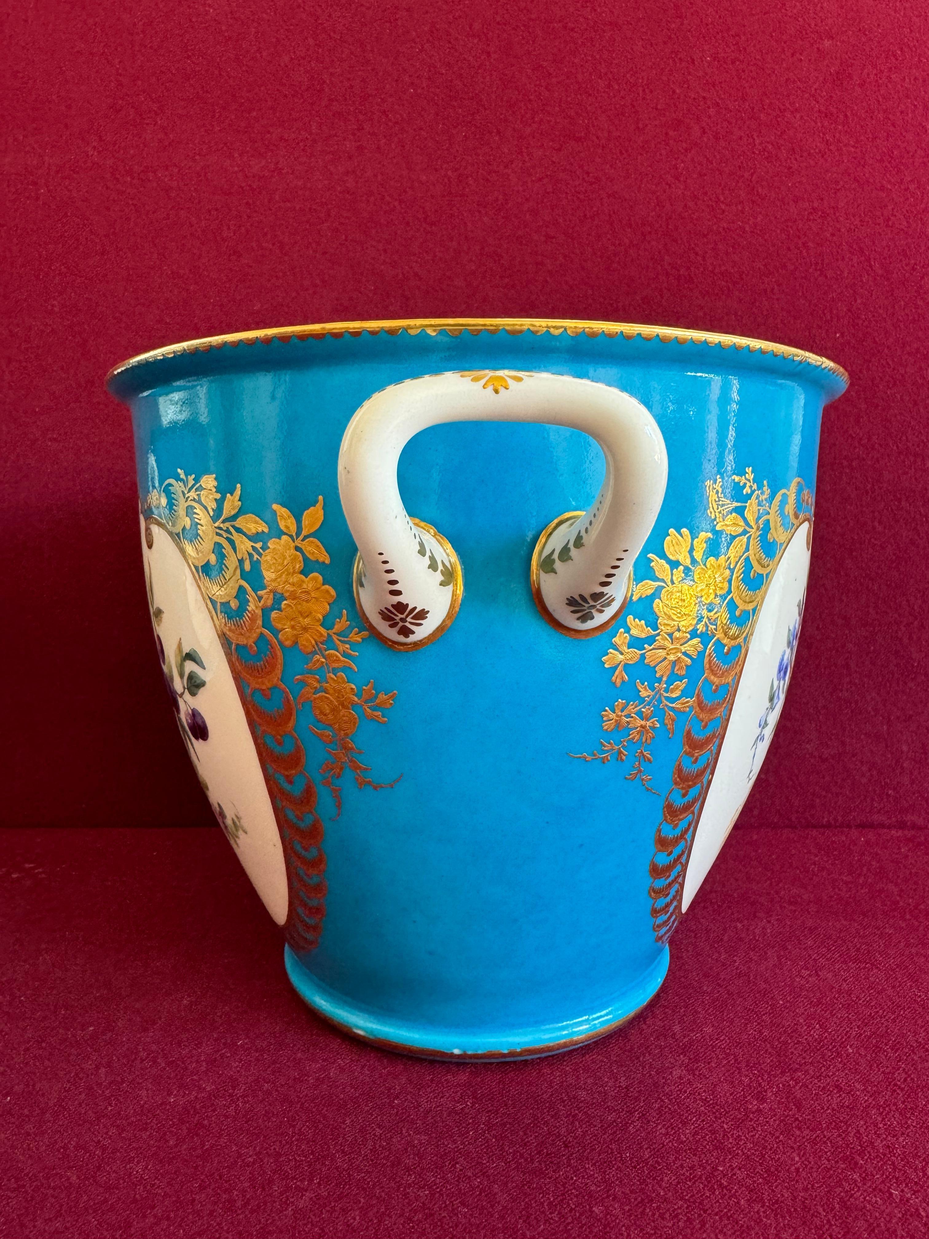 Fina pareja de enfriadores de botellas de porcelana de pasta blanda de Sèvres del siglo XVIII Francés en venta