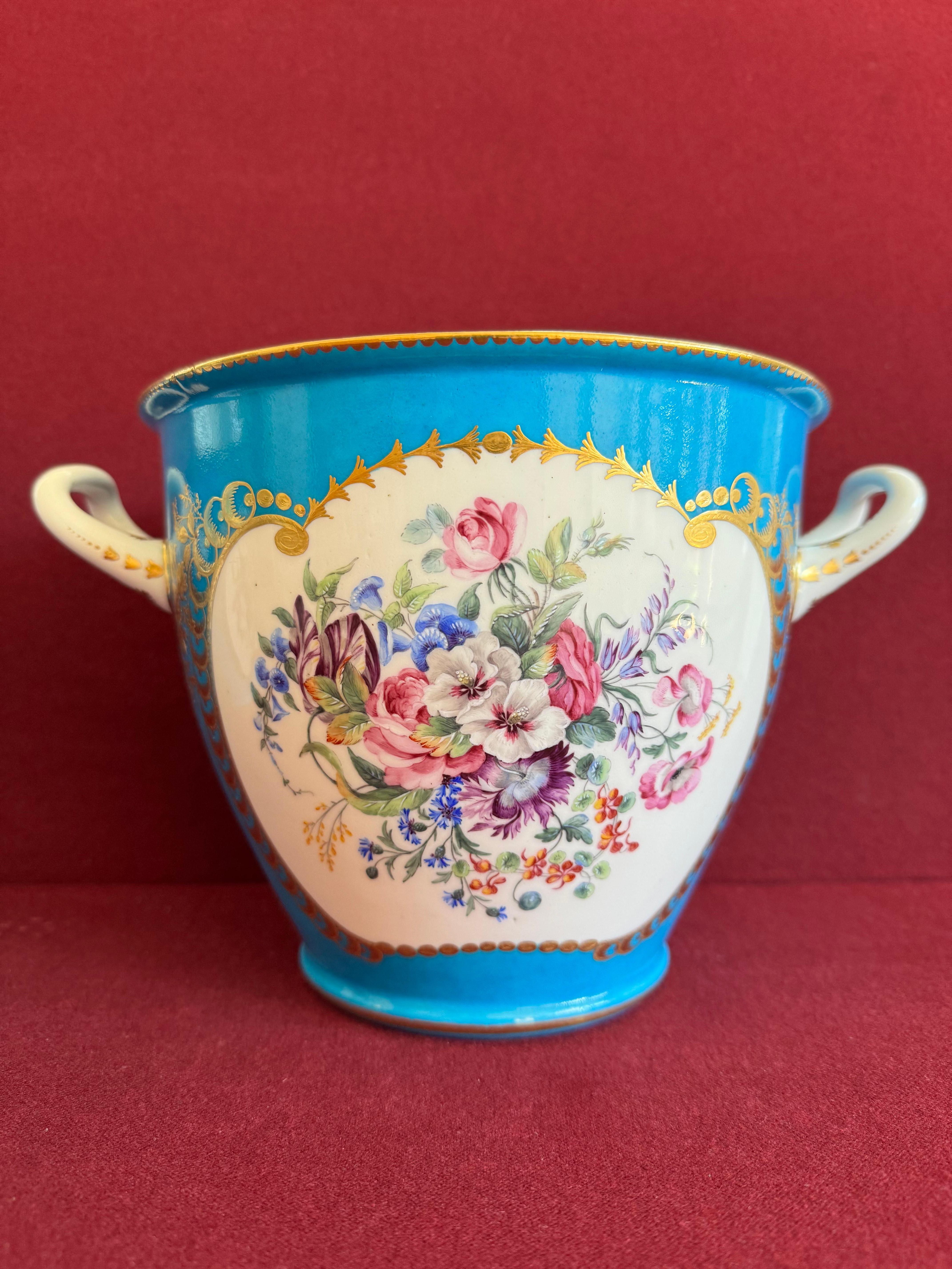 Fina pareja de enfriadores de botellas de porcelana de pasta blanda de Sèvres del siglo XVIII Pintado a mano en venta