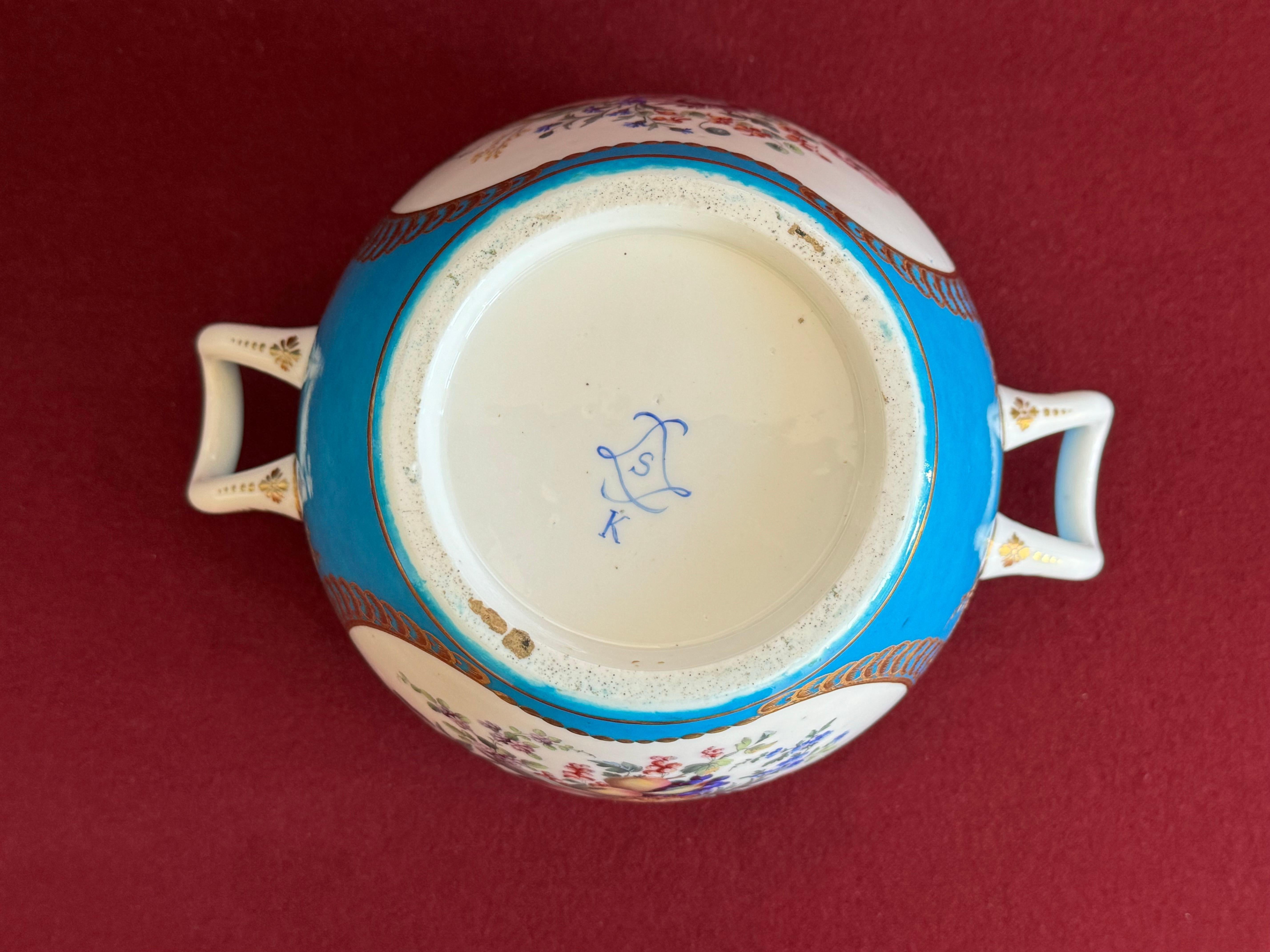 Fina pareja de enfriadores de botellas de porcelana de pasta blanda de Sèvres del siglo XVIII siglo XVIII y antes en venta