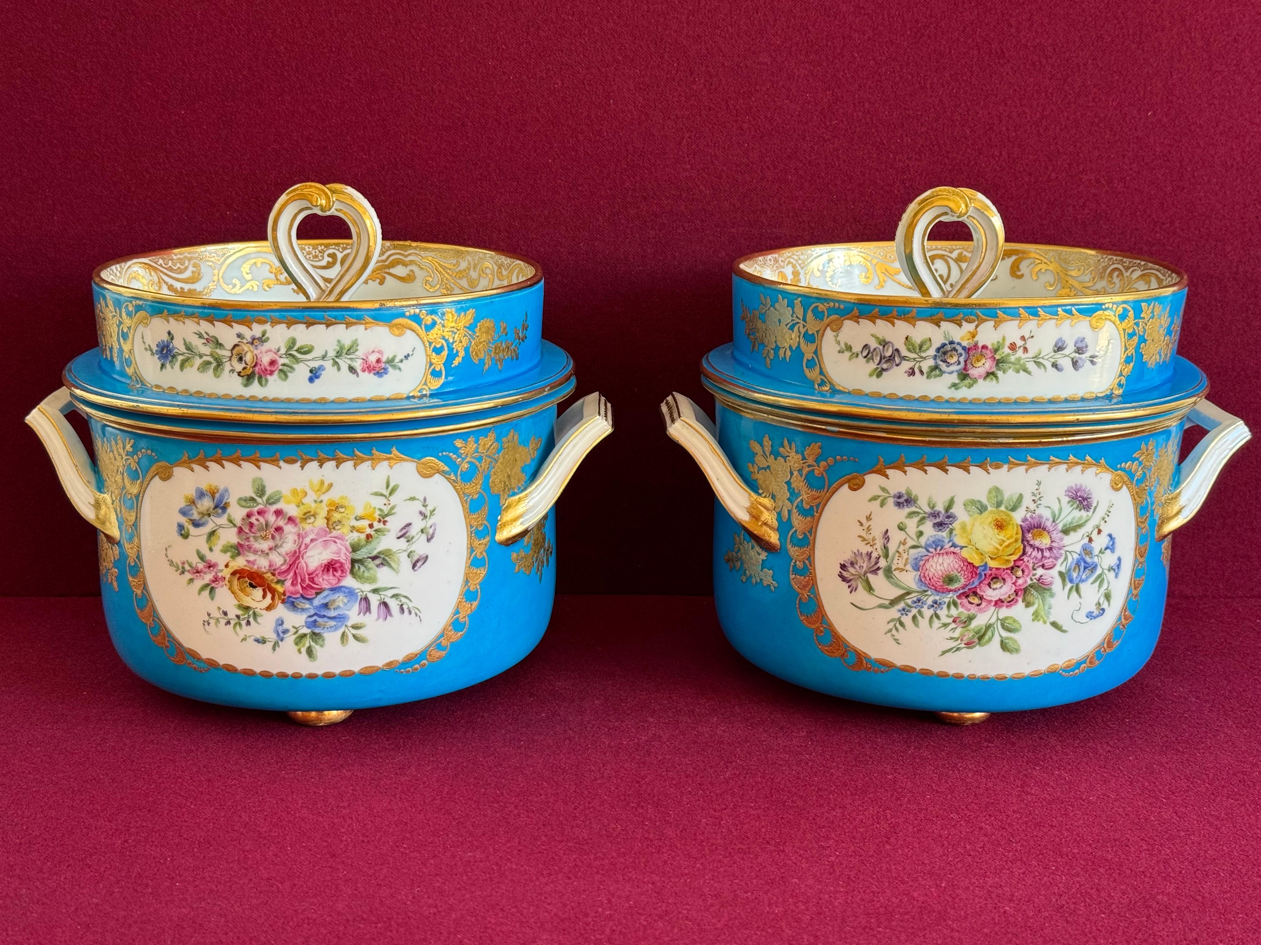 Fina pareja de cubiteras de porcelana de pasta blanda de Sèvres del siglo XVIII (Seau o jatte à glace). En tres partes, el cuenco en forma de urna, provisto de asas angulares rematadas en adornos florales dorados, descansa sobre tres pies de bollo.