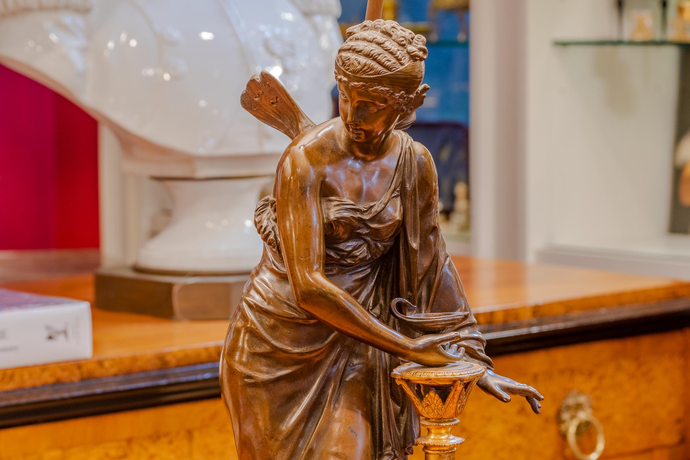 Fina pareja de hadas clásicas francesas de bronce del siglo XIX con adornos de bronce dorado en forma de lámparas sobre bases de mármol rouge. Detalles muy finos.