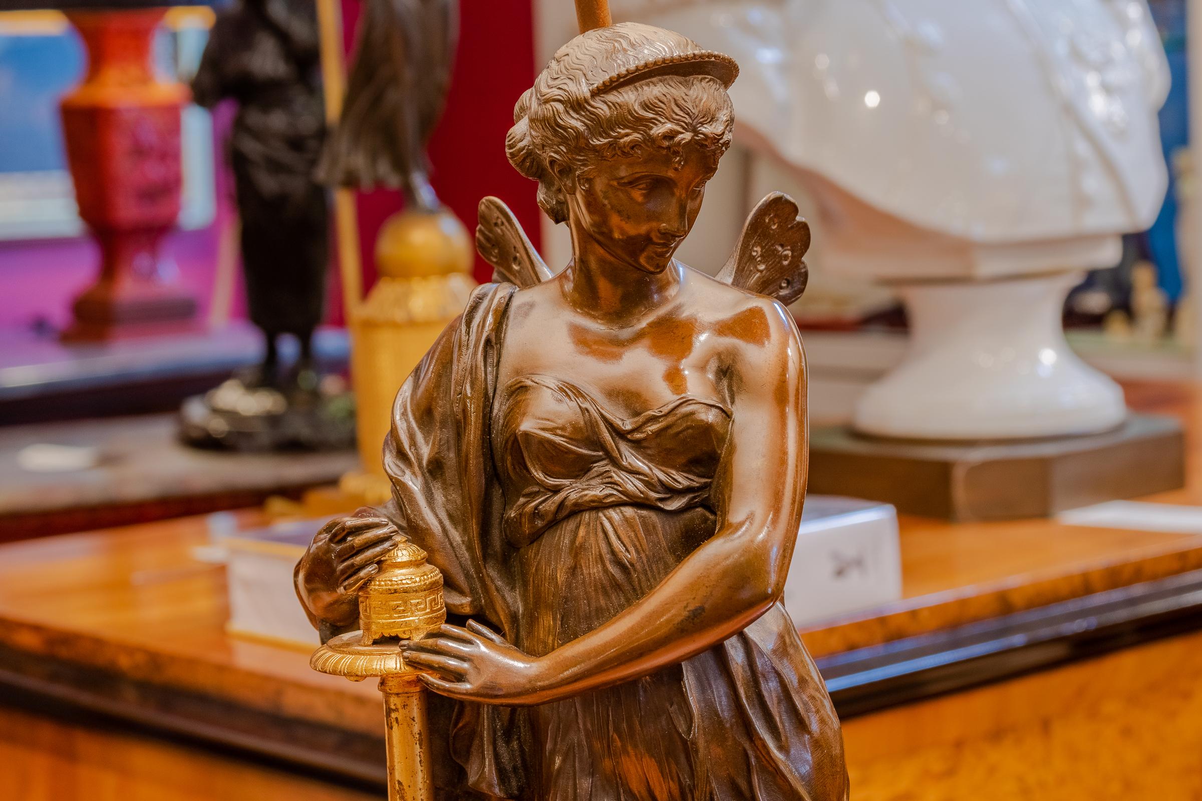 Doré Paire de lampes de fées classiques en bronze du 19ème siècle avec décorations dorées en vente