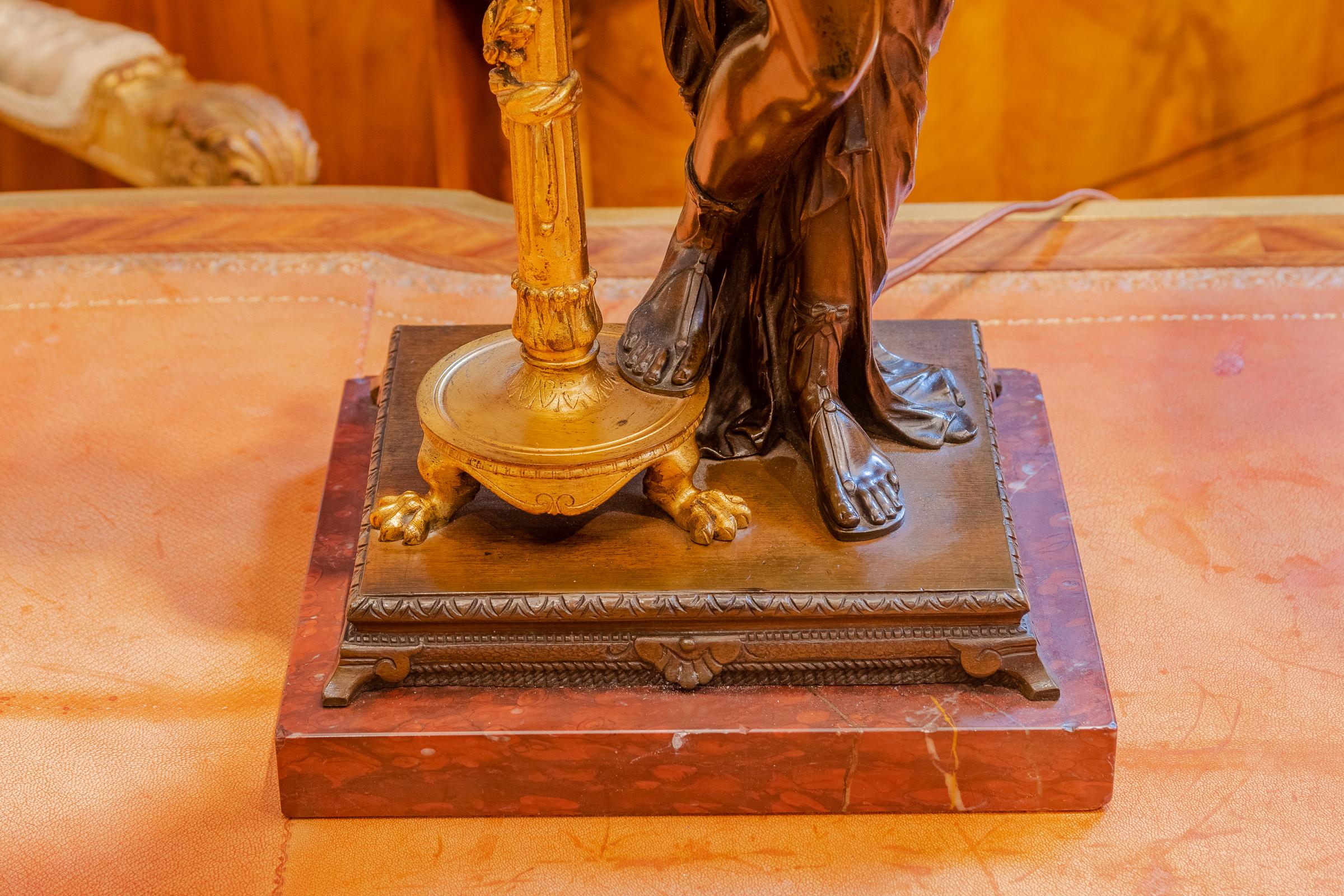 XIXe siècle Paire de lampes de fées classiques en bronze du 19ème siècle avec décorations dorées en vente