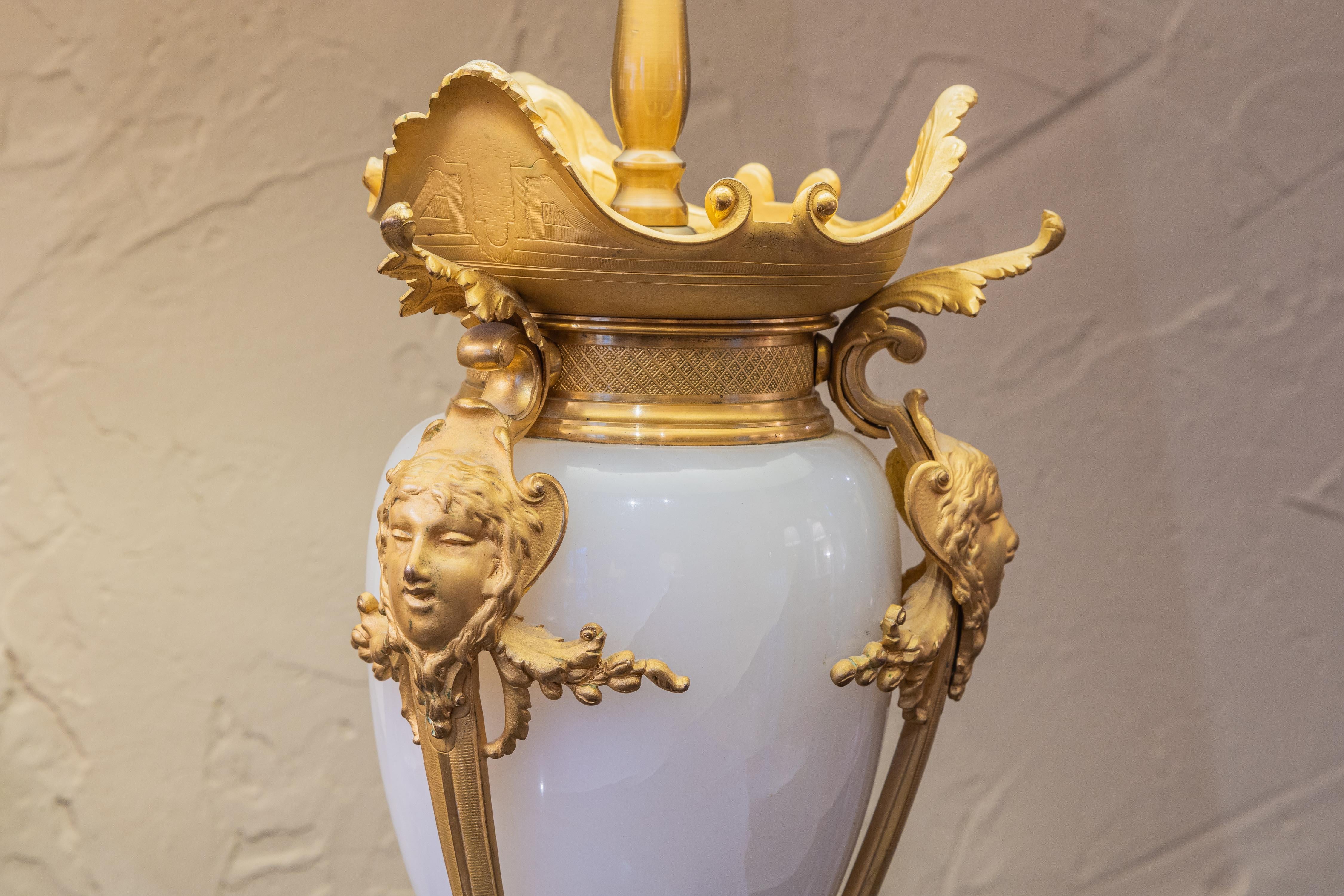 Ein feines Paar französischer Tischlampen aus Alabaster und vergoldeter Bronze aus dem 19. Jahrhundert mit speziell angefertigten, gefalteten Seidenschirmen 