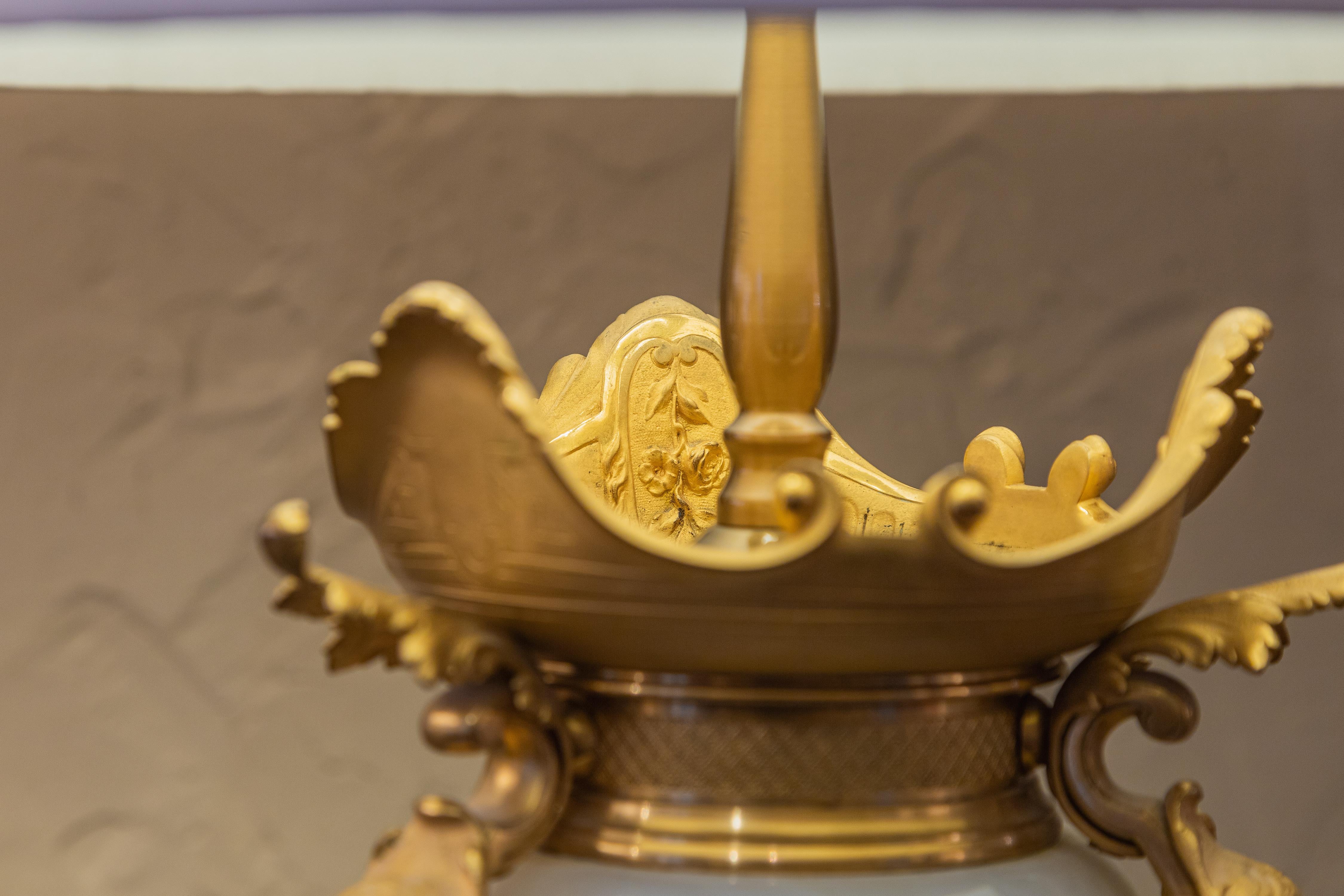 Belle Époque Paire de lampes de table françaises du 19e siècle en albâtre et bronze doré en vente