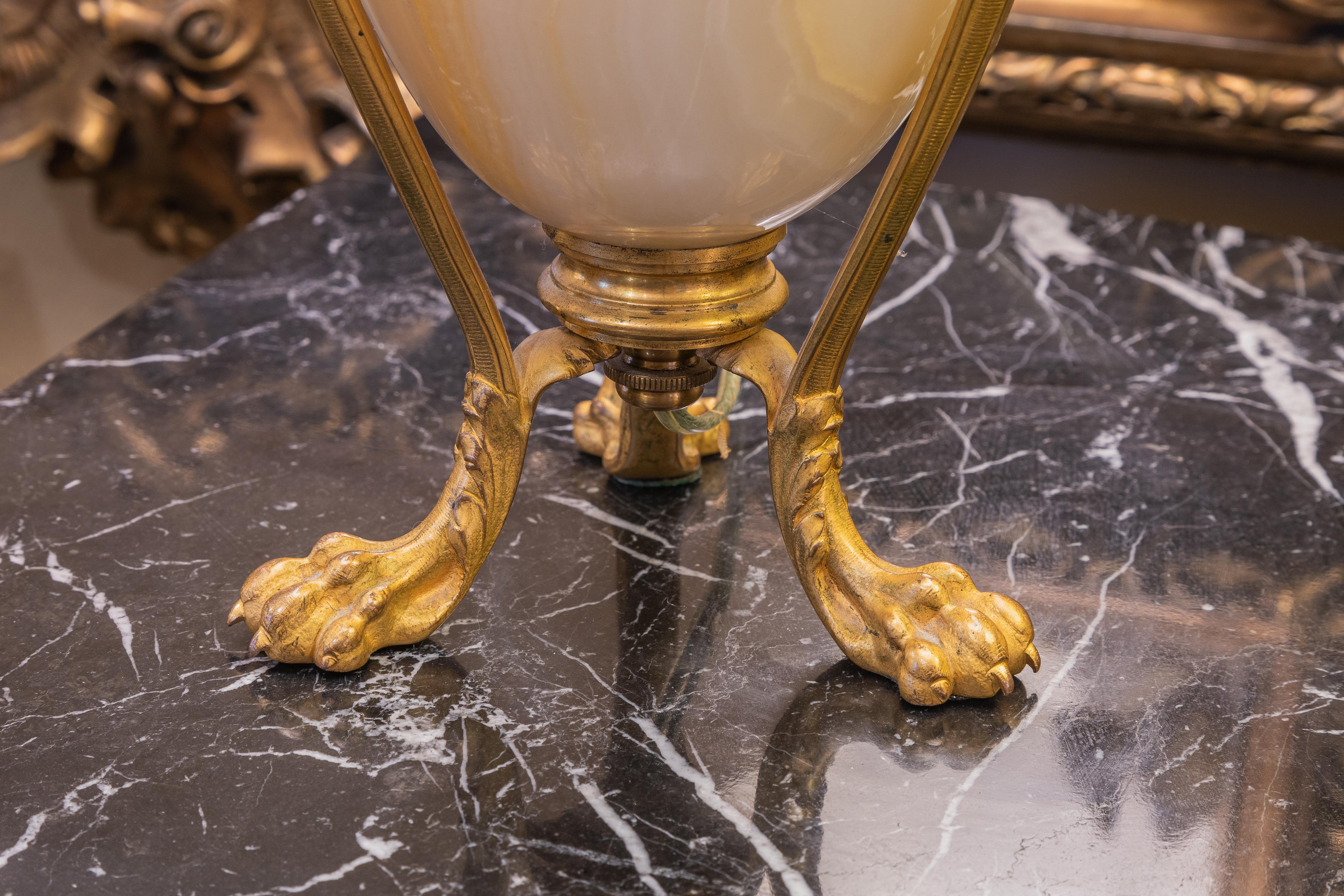 Ein schönes Paar französischer Tischlampen aus Alabaster und vergoldeter Bronze aus dem 19. (Französisch) im Angebot