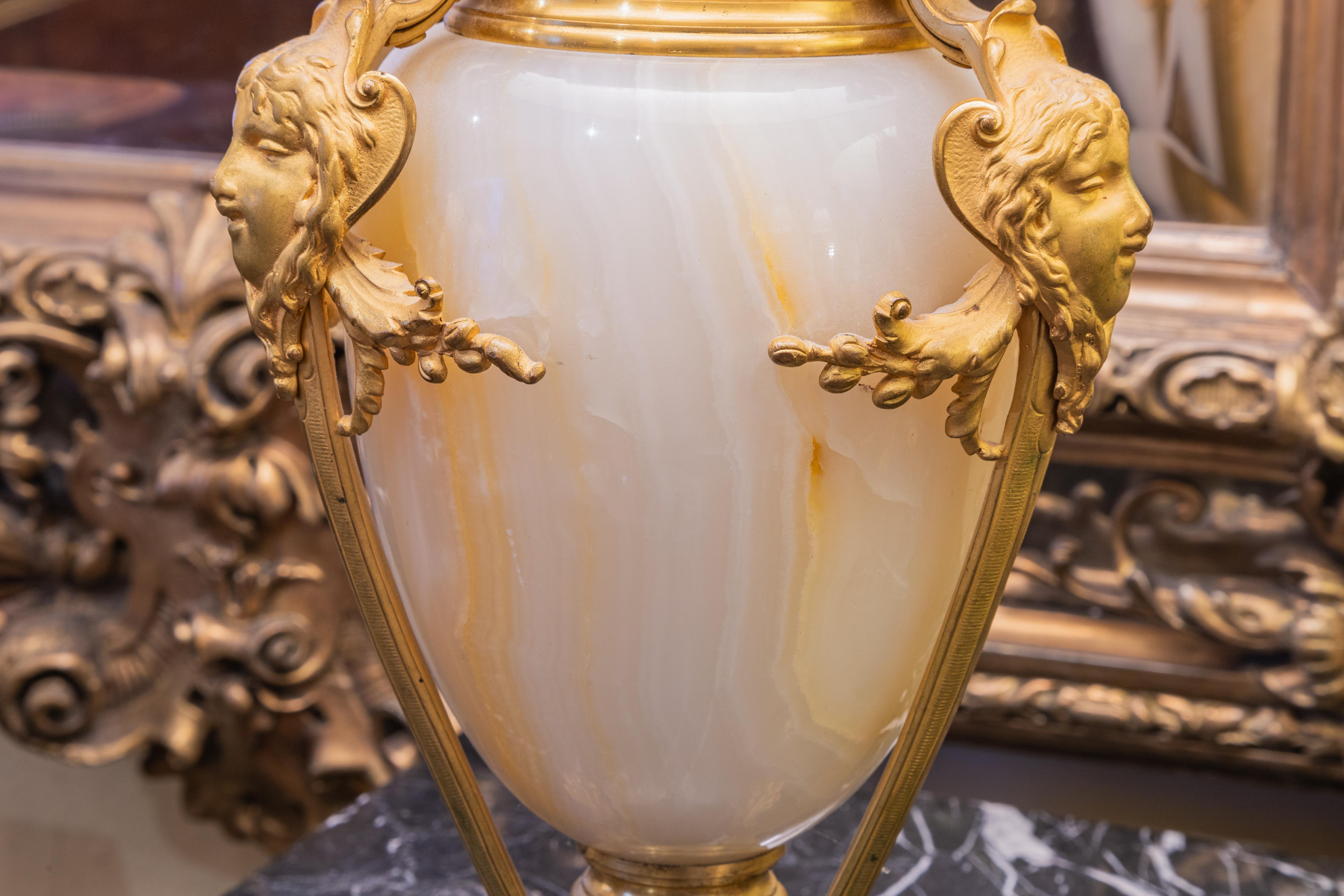 Ein schönes Paar französischer Tischlampen aus Alabaster und vergoldeter Bronze aus dem 19. (Vergoldet) im Angebot