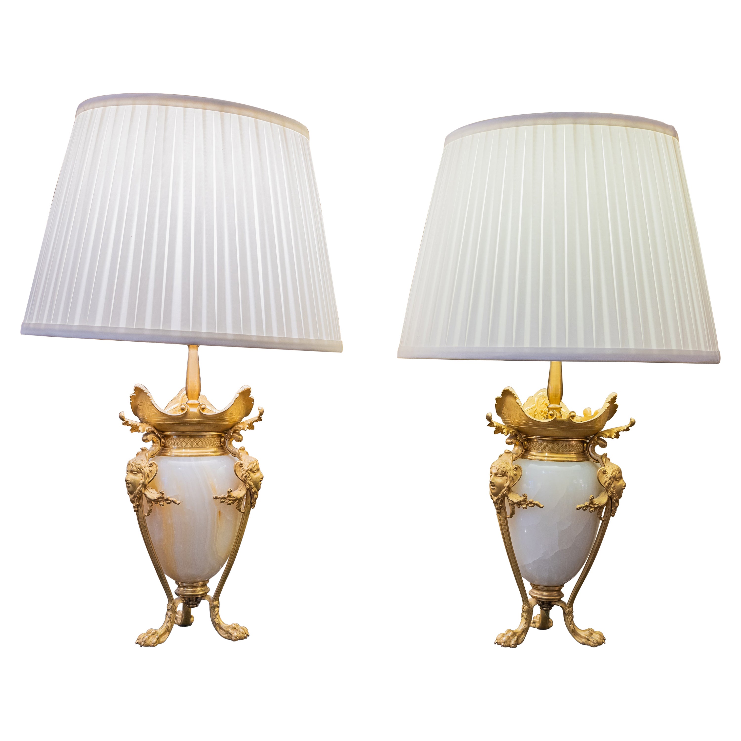 Una bella coppia di lampade da tavolo francesi in alabastro e bronzo dorato del XIX secolo