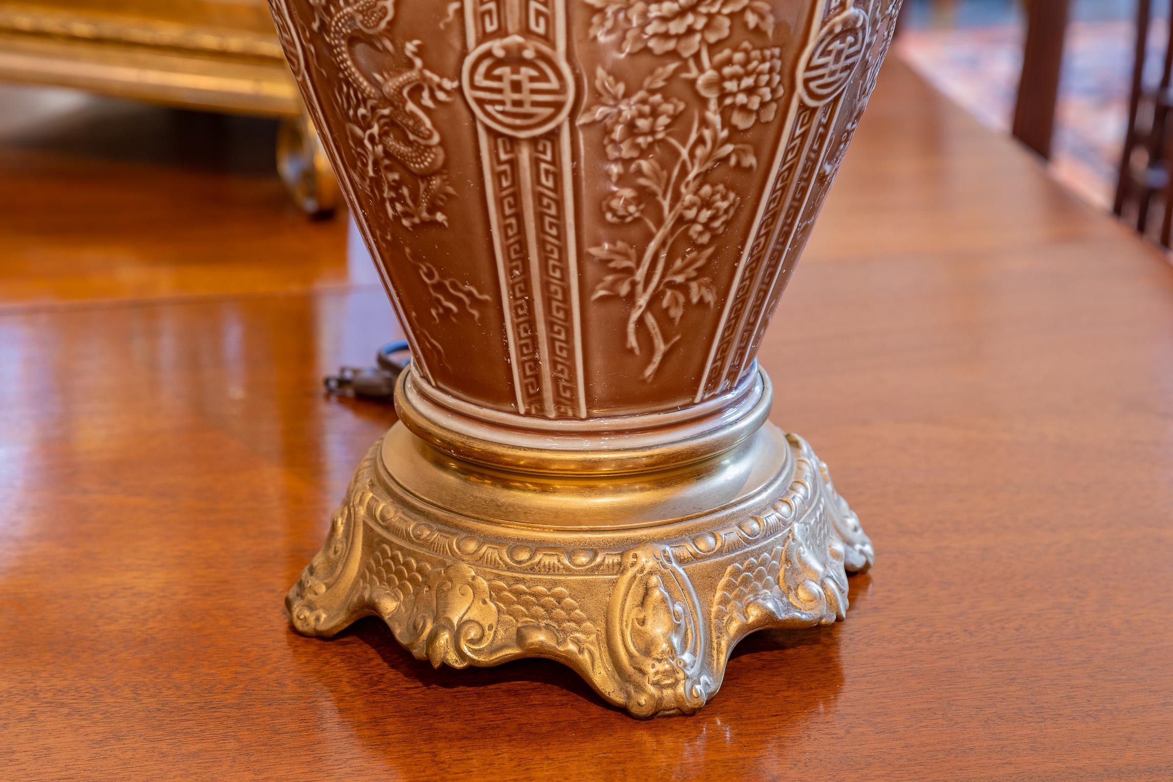 Chinoiseries Paire de lampes-urnes en porcelaine de style Chinoiserie française du 19ème siècle avec bronze doré en vente