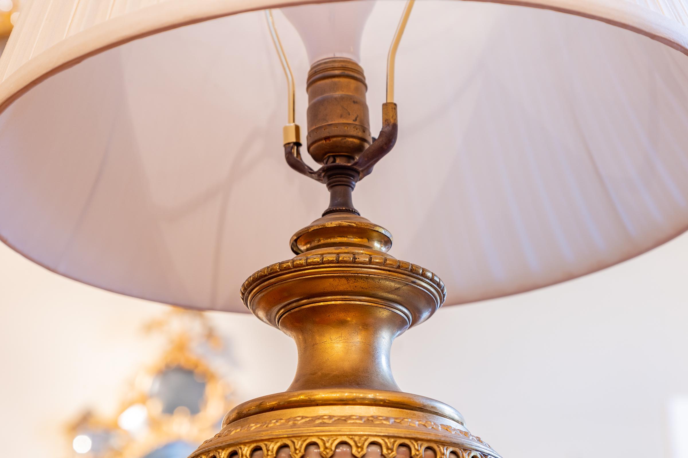 Français Paire de lampes-urnes en porcelaine de style Chinoiserie française du 19ème siècle avec bronze doré en vente