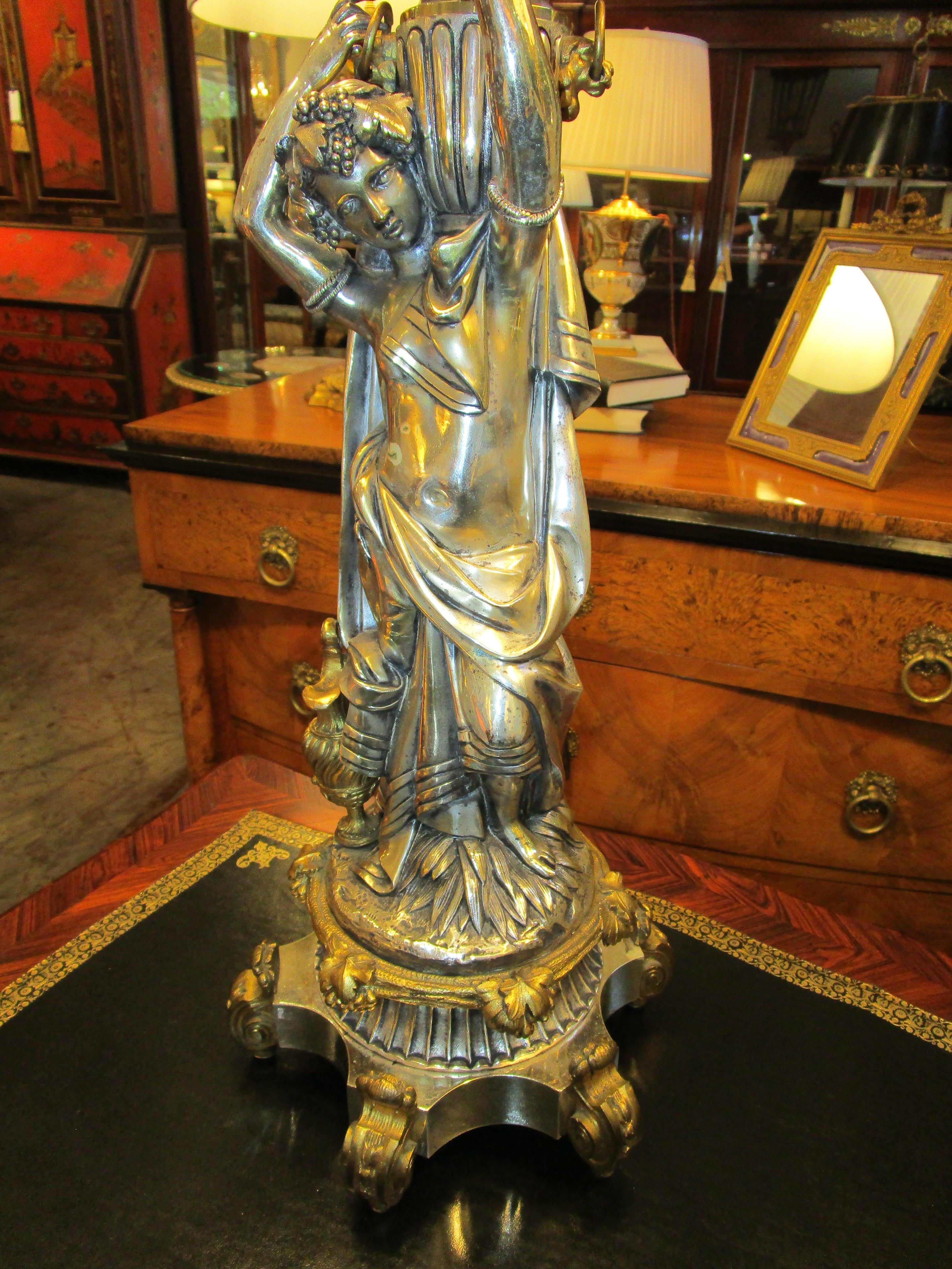 Una bella coppia di grandi lampade figurative in bronzo scheggiato del XIX secolo. Raffigurano figure classiche romane. Dettagli dorati . Ottima qualità e condizione. 