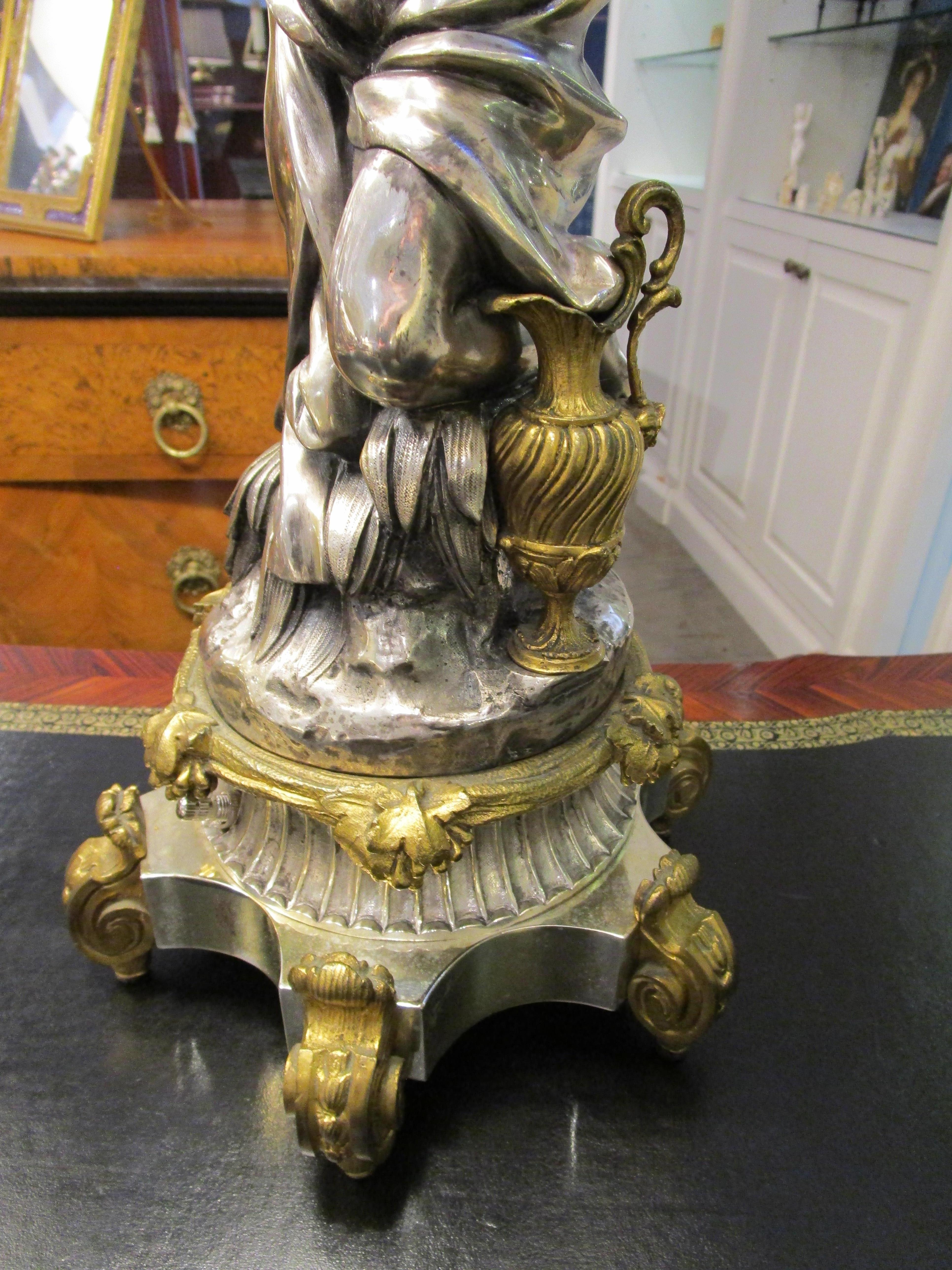 Romano classico Bella coppia di lampade classiche francesi in bronzo argentato e dorato del XIX secolo in vendita