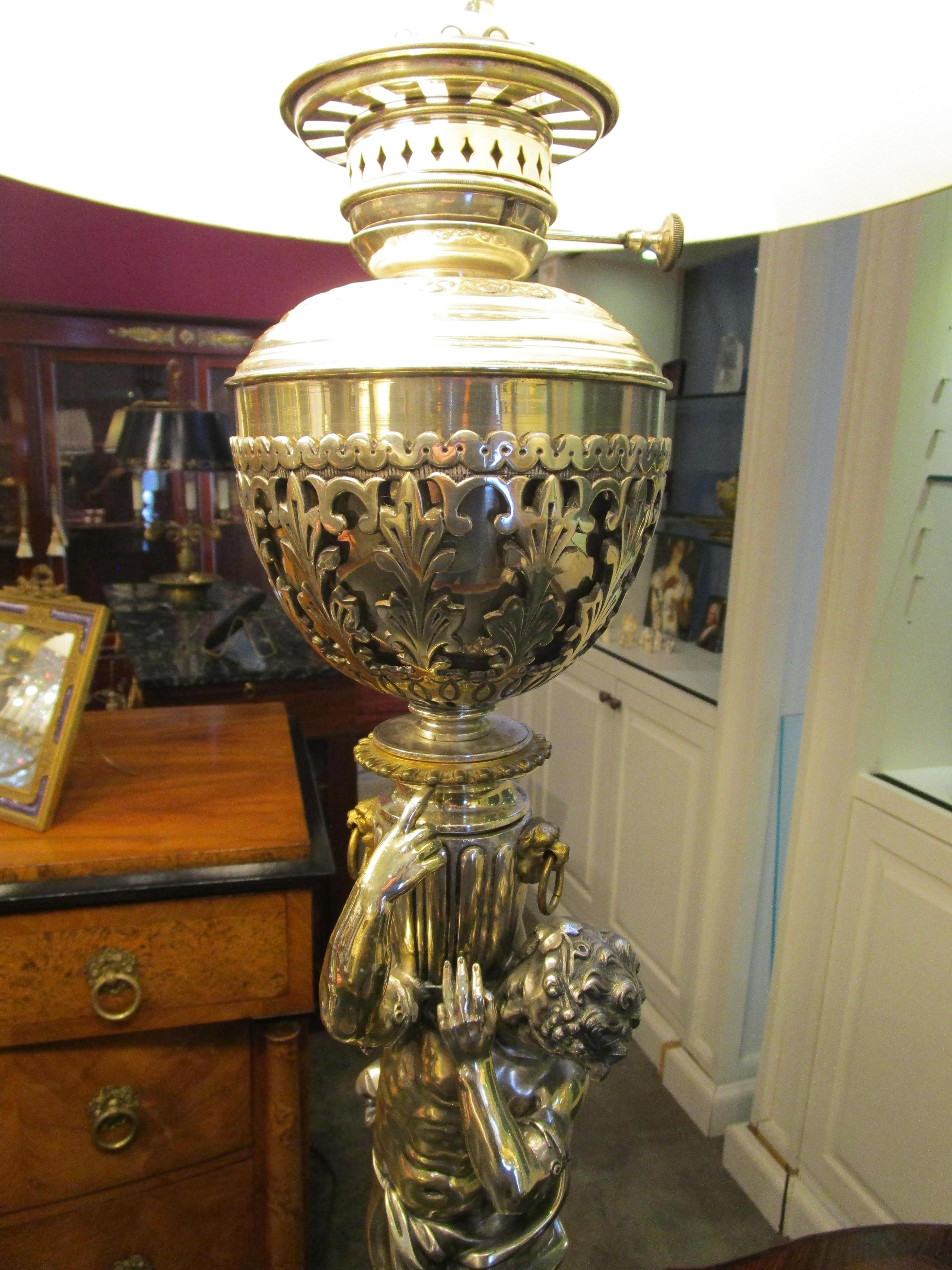 Francese Bella coppia di lampade classiche francesi in bronzo argentato e dorato del XIX secolo in vendita