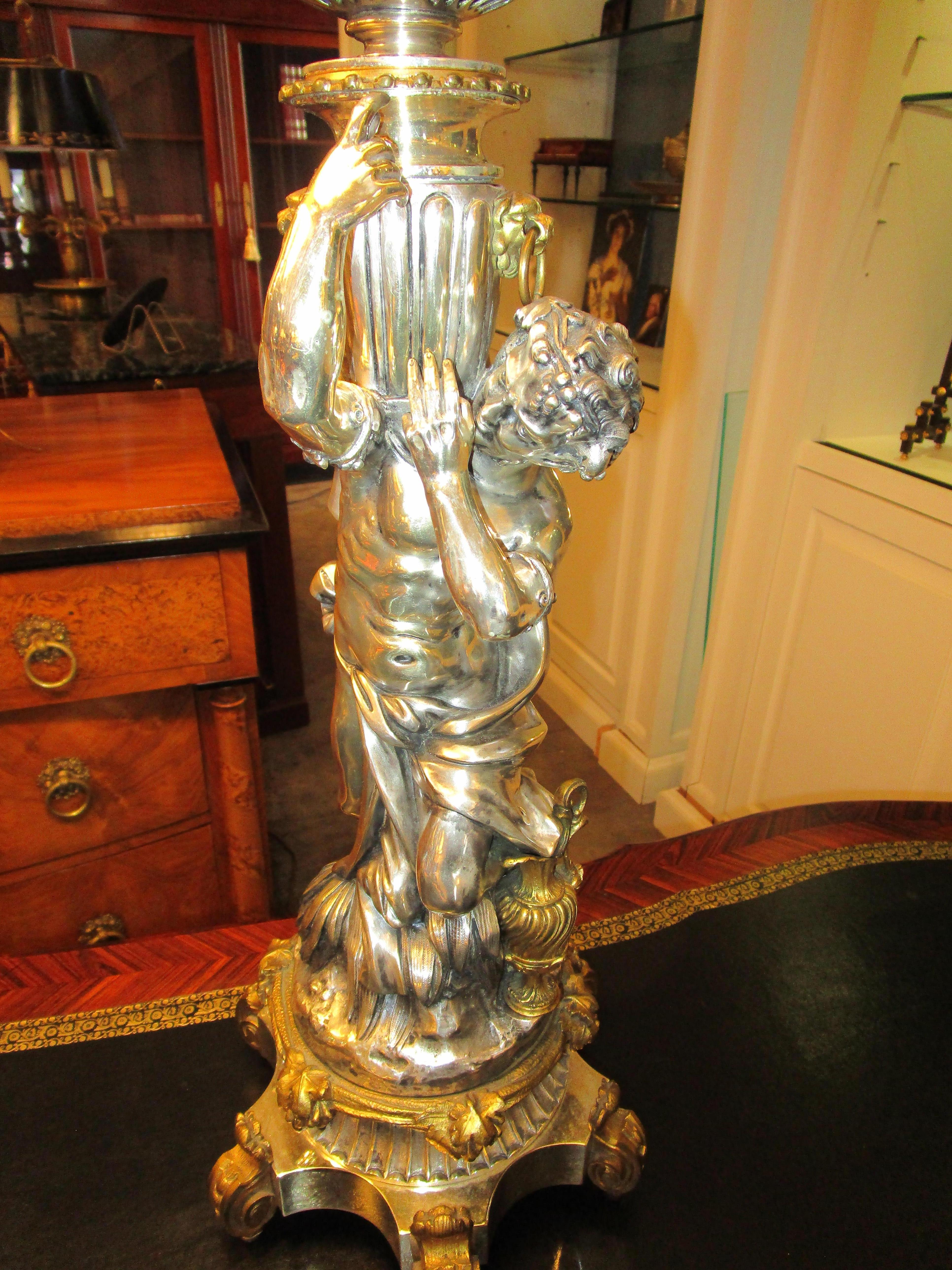 Dorato Bella coppia di lampade classiche francesi in bronzo argentato e dorato del XIX secolo in vendita