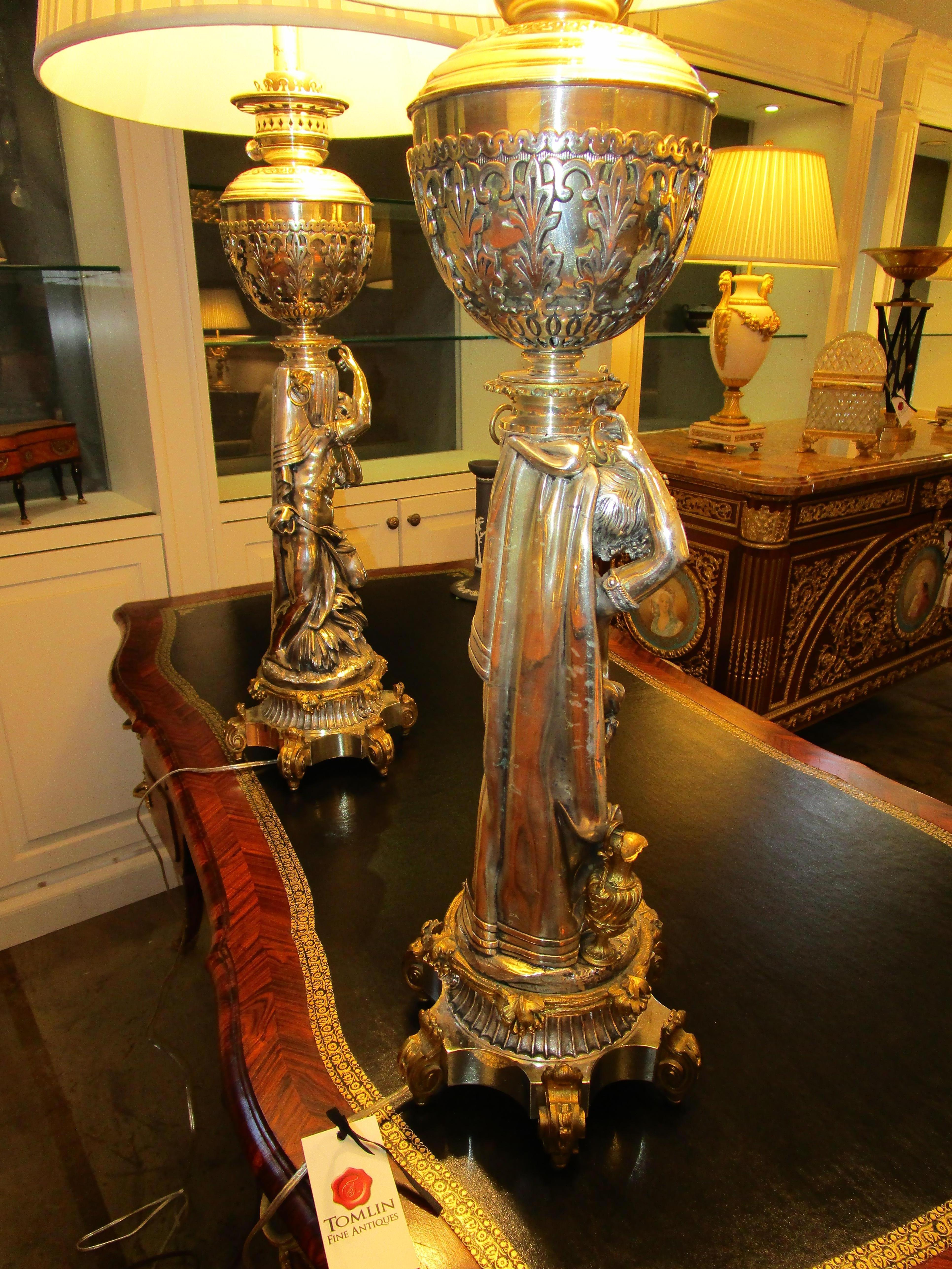 Bella coppia di lampade classiche francesi in bronzo argentato e dorato del XIX secolo In condizioni buone in vendita a Dallas, TX