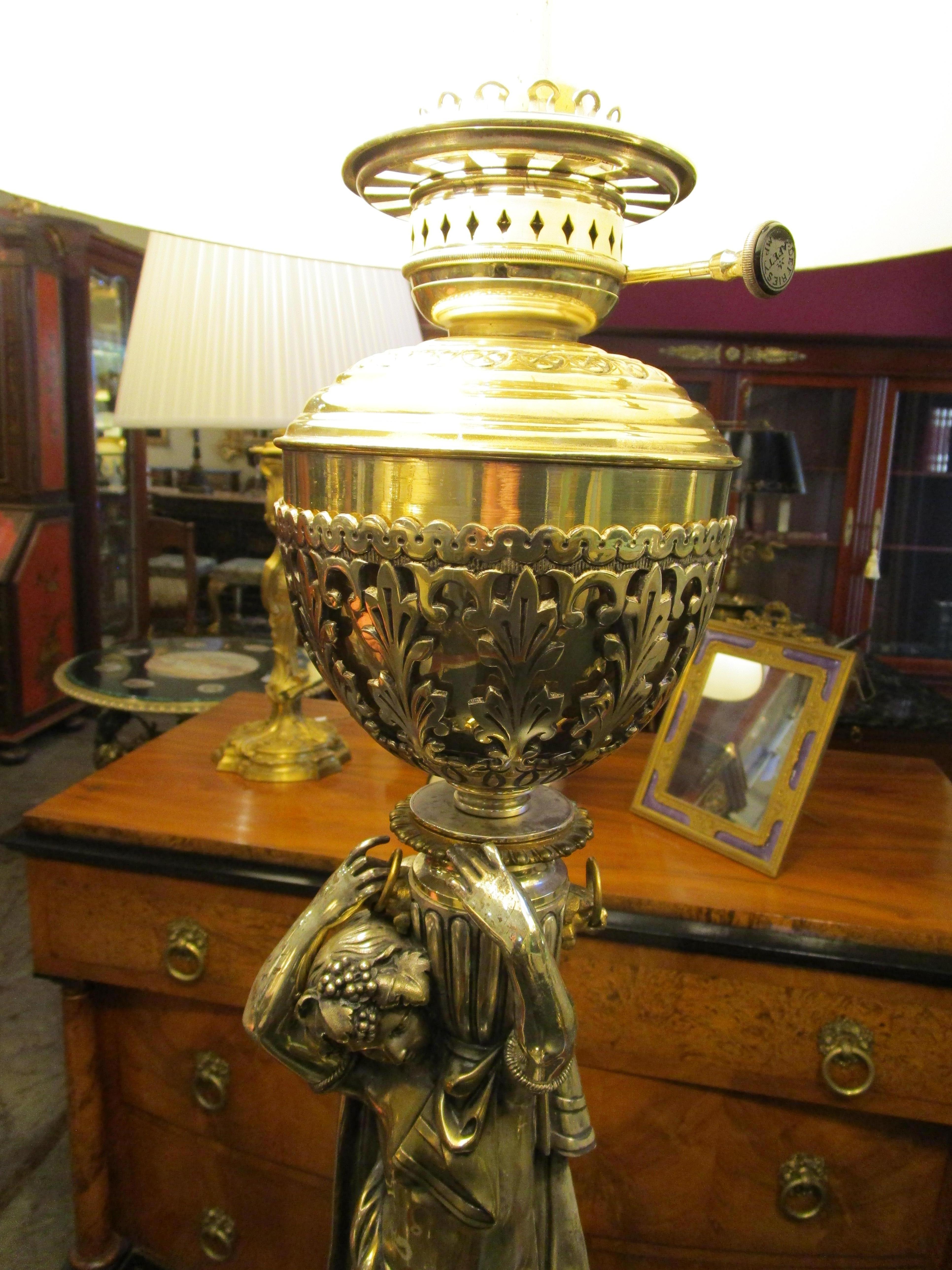 Bronzo Bella coppia di lampade classiche francesi in bronzo argentato e dorato del XIX secolo in vendita