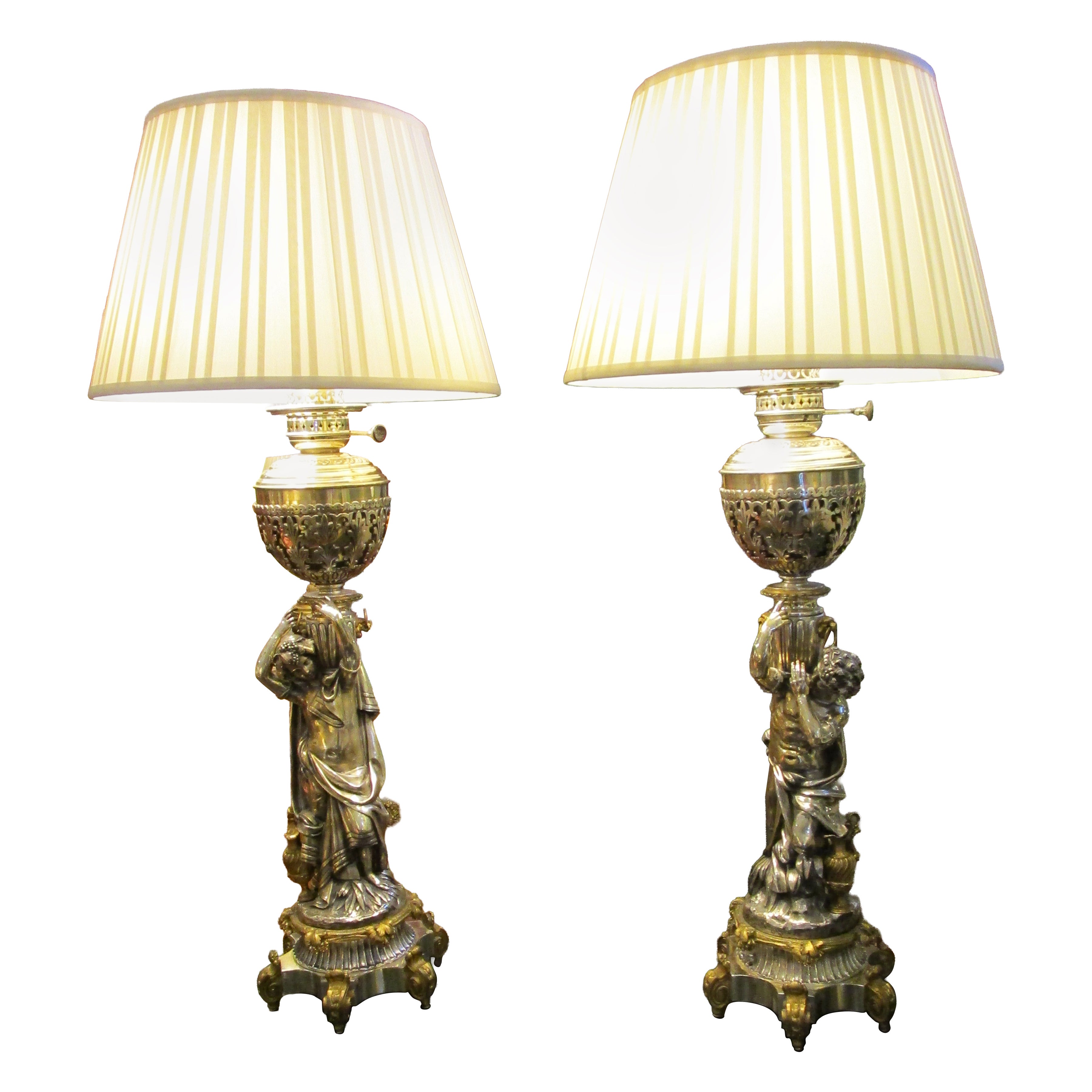 A.I.C. Silver, une paire de lampes classiques françaises en bronze argenté et doré.