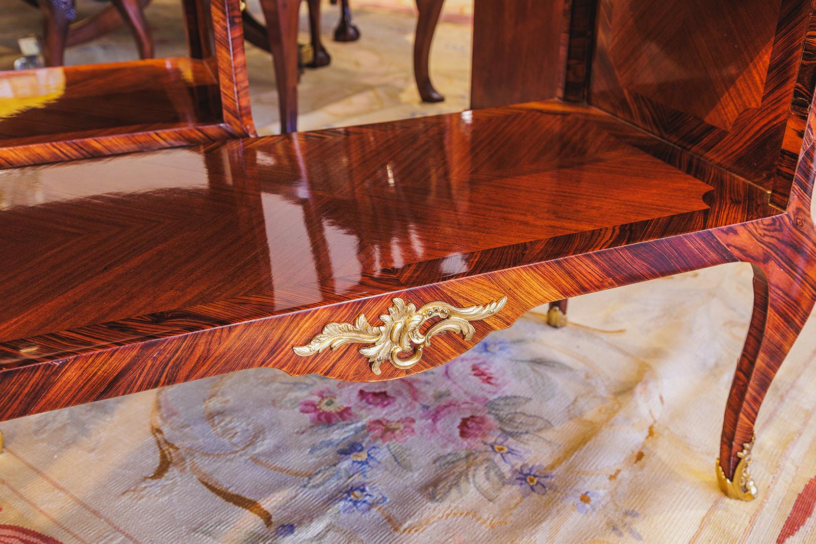 Français Paire de tables de service en bronze doré et de style Louis XVI du XIXe siècle. en vente