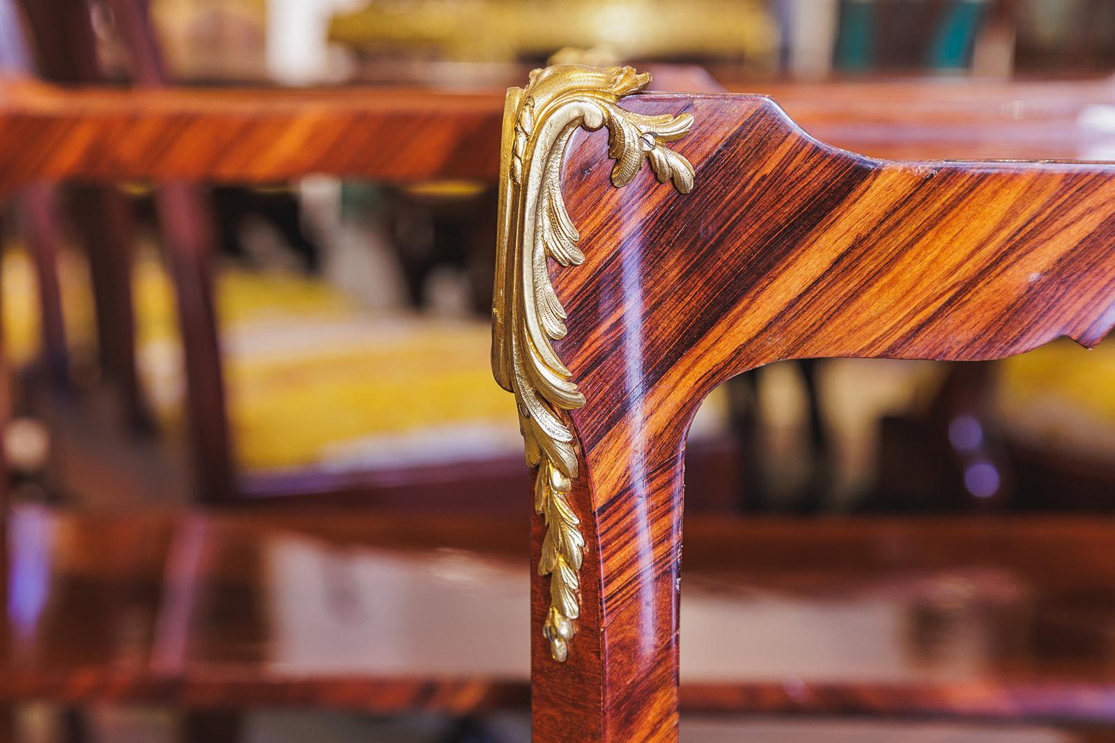 Doré Paire de tables de service en bronze doré et de style Louis XVI du XIXe siècle. en vente