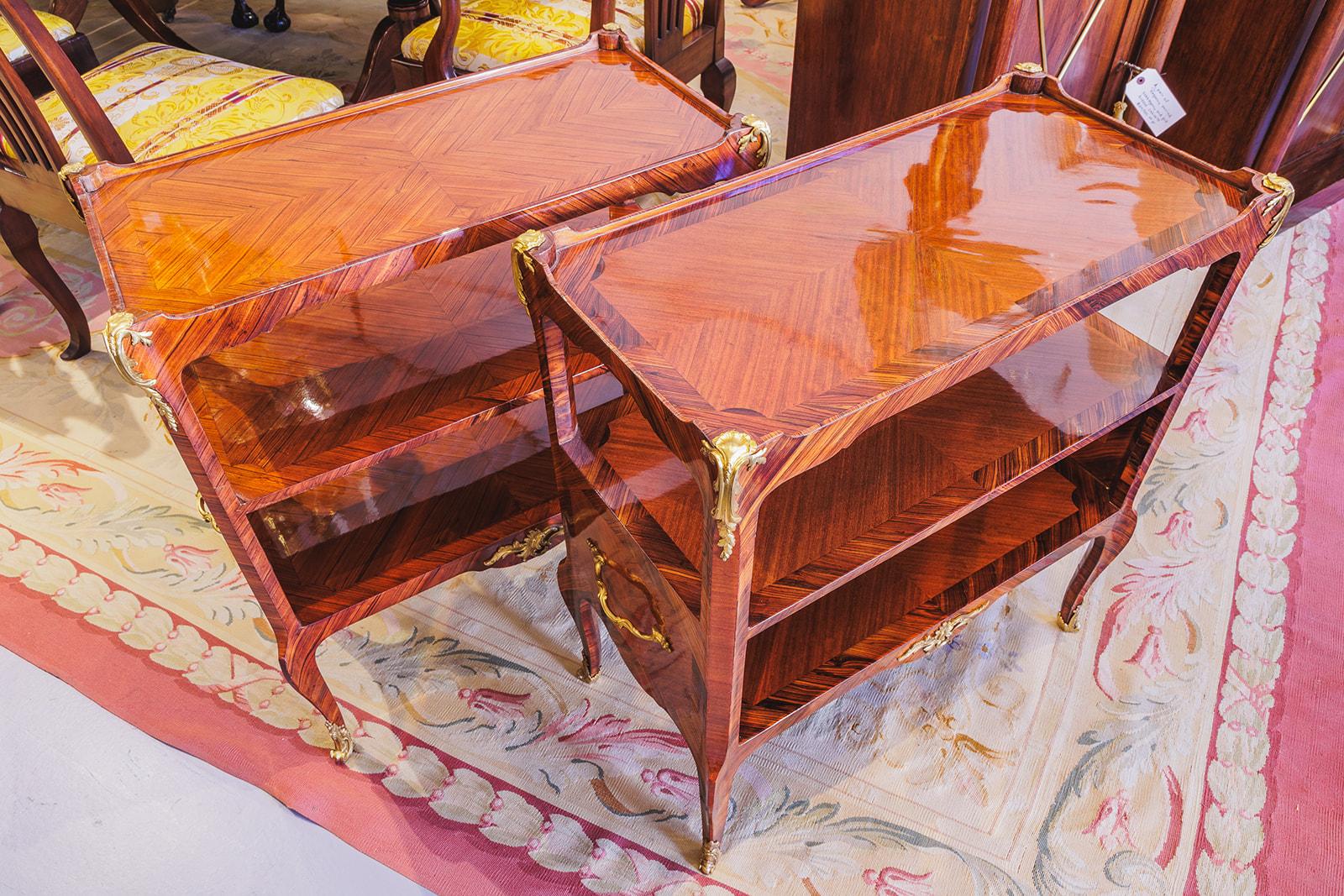 Paire de tables de service en bronze doré et de style Louis XVI du XIXe siècle. en vente 1