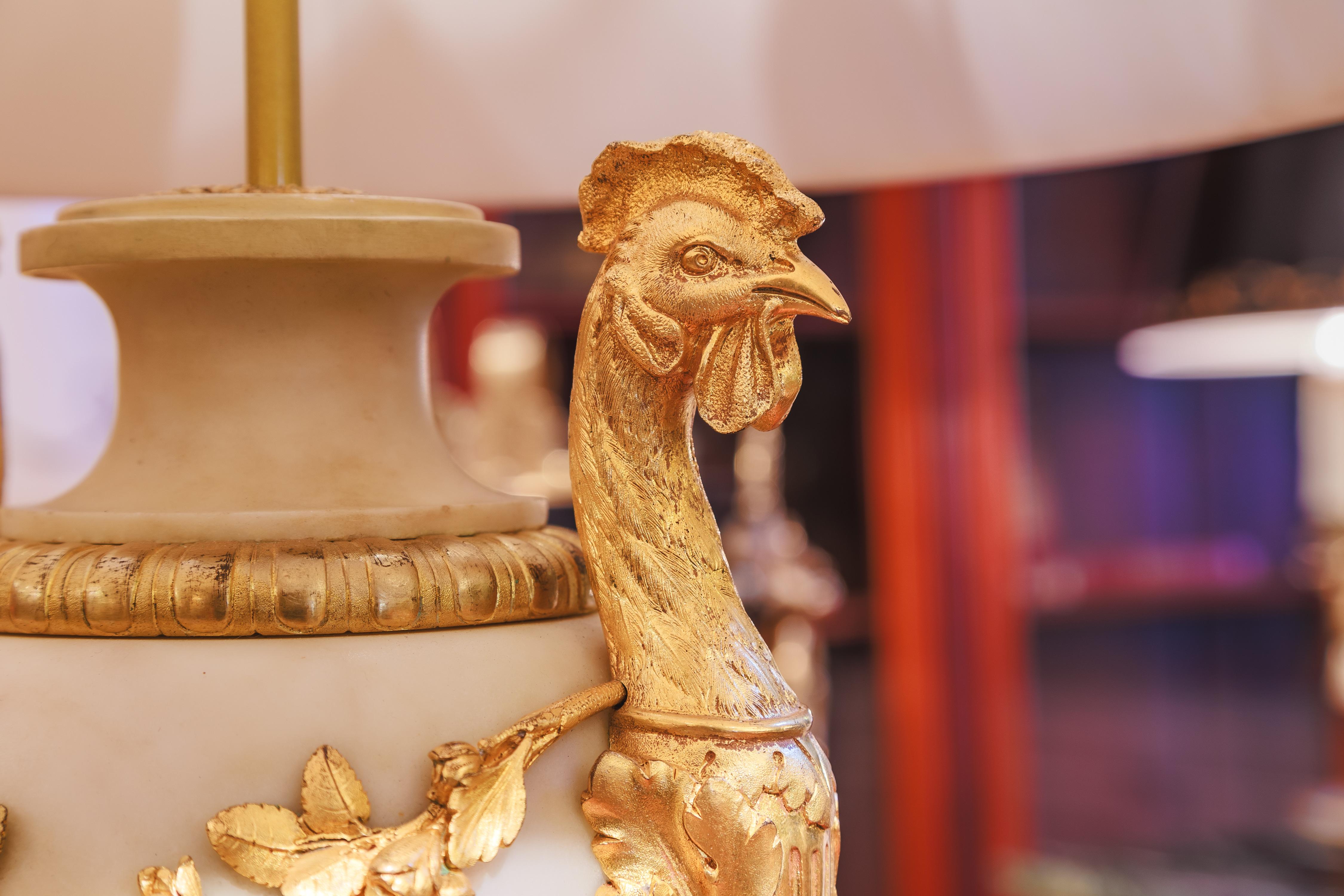 Ein schönes Paar französischer Louis-XVI-Lampen aus Carrera-Marmor und vergoldeter Bronze aus dem 19. (Französisch) im Angebot