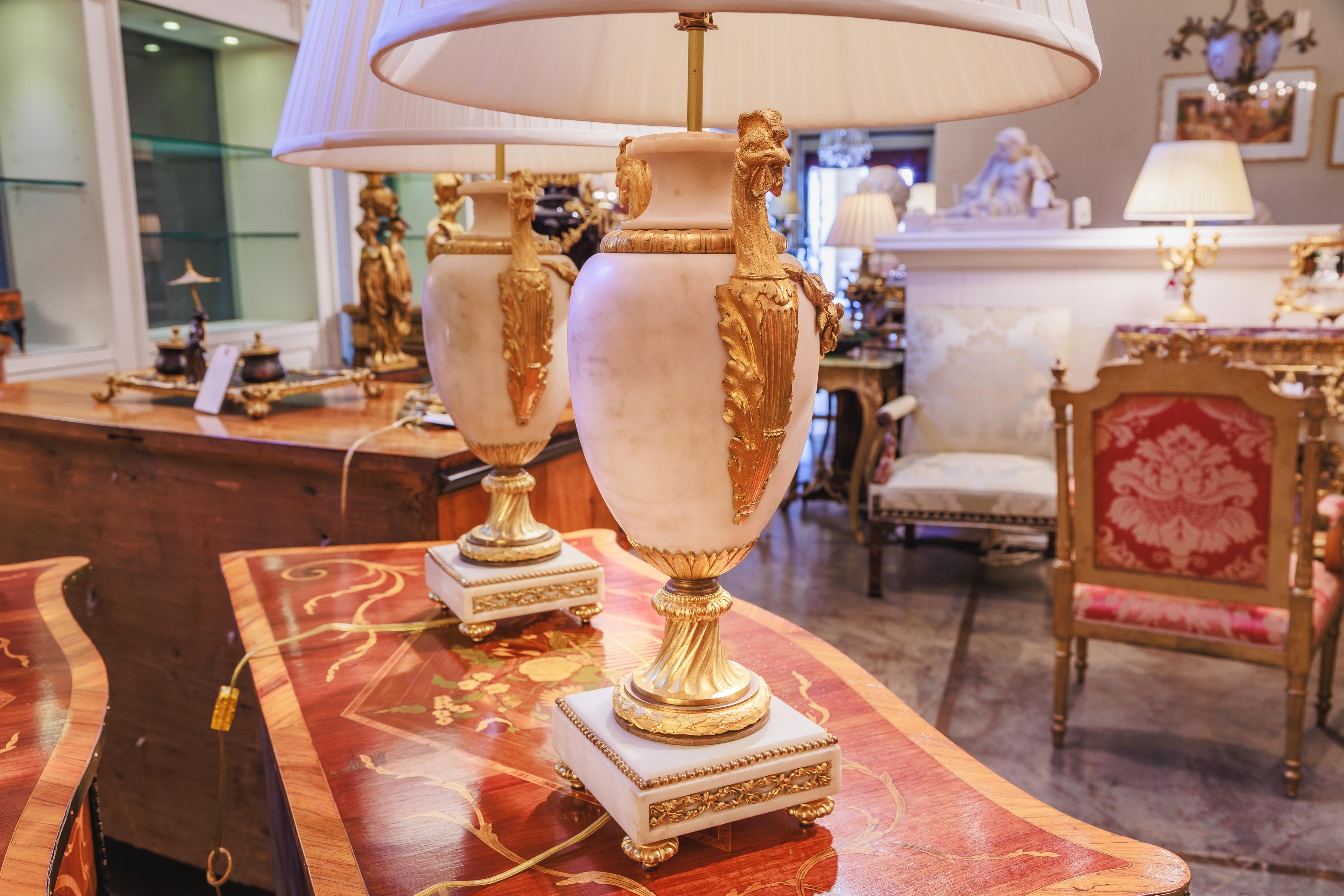 Ein schönes Paar französischer Louis-XVI-Lampen aus Carrera-Marmor und vergoldeter Bronze aus dem 19. (Vergoldet) im Angebot