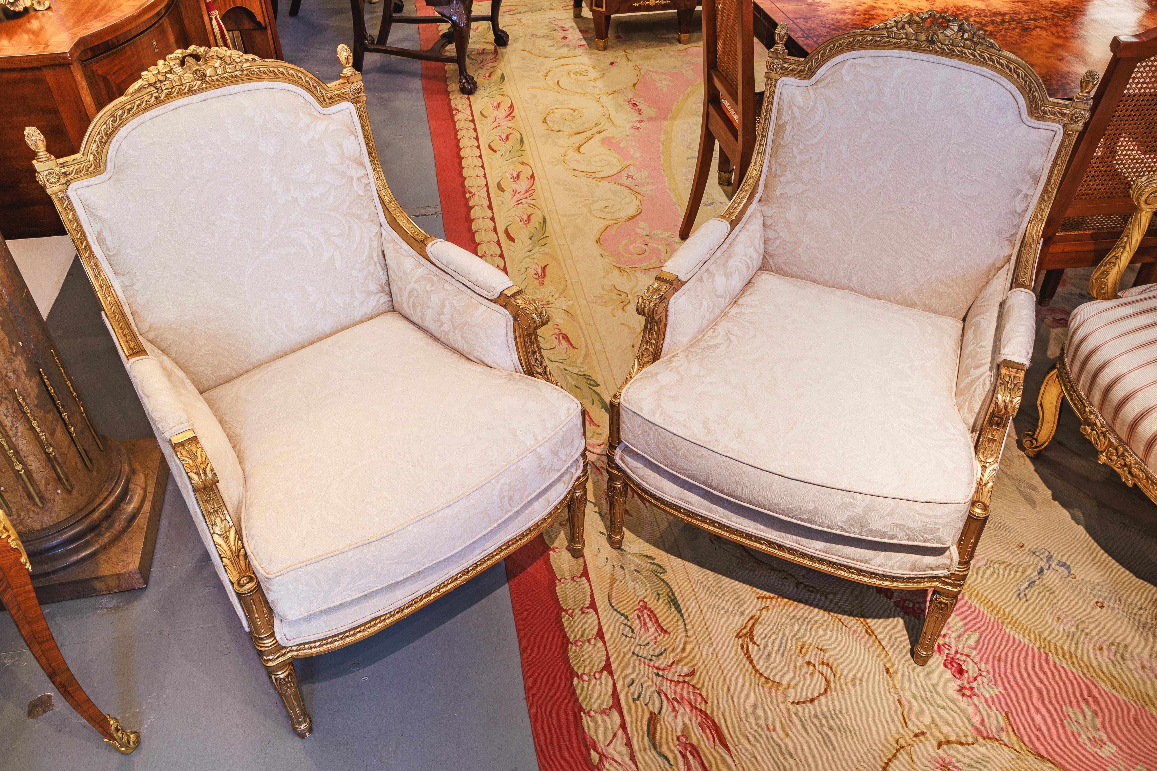 XIXe siècle A fine pair of 19th c French Louis XVI gilt carved bergeres. en vente