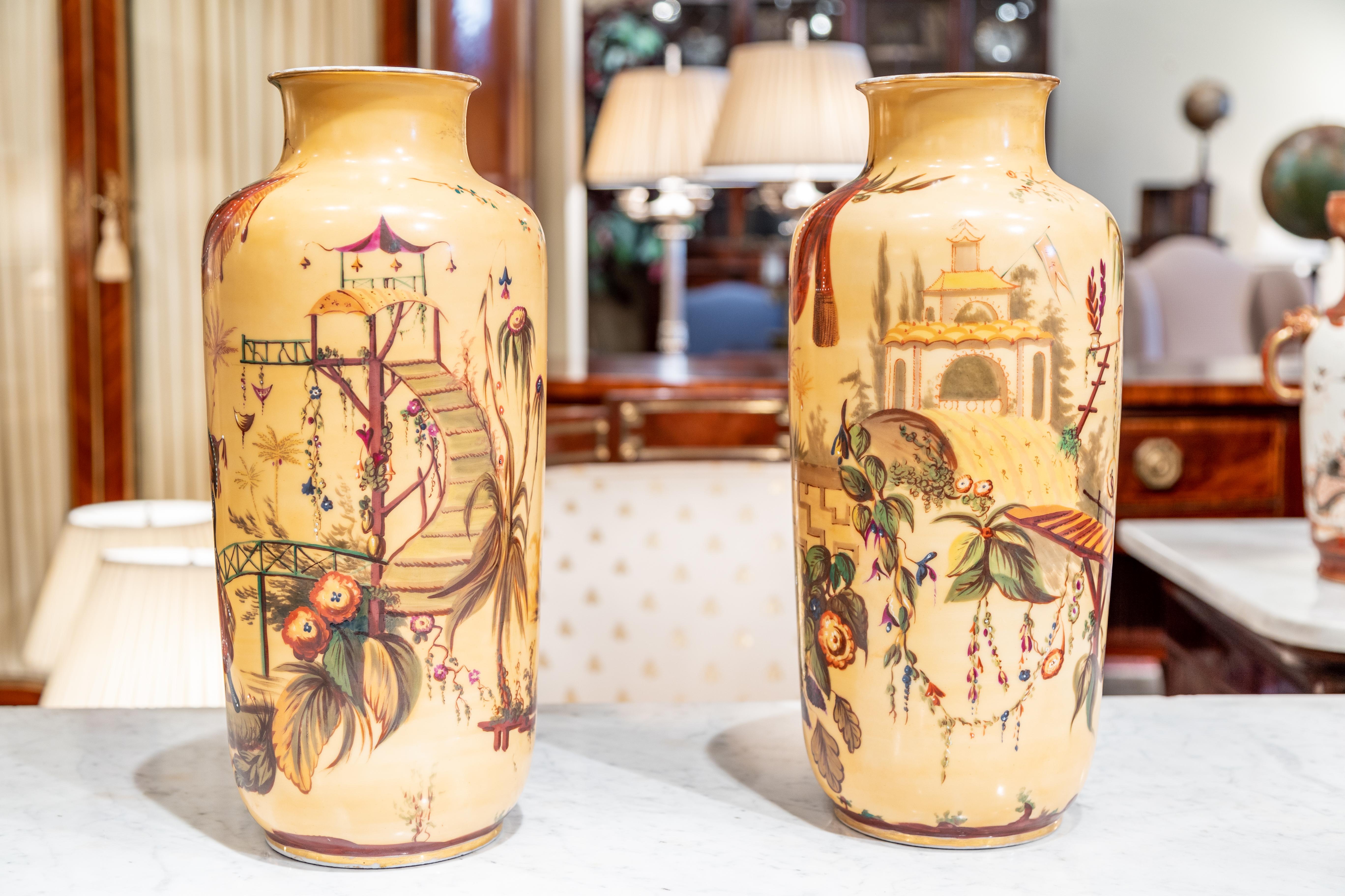 Une très belle paire de vases français en porcelaine de style Jacob Petit du XIXe siècle avec des scènes élaborées peintes à la main de personnages chinois.