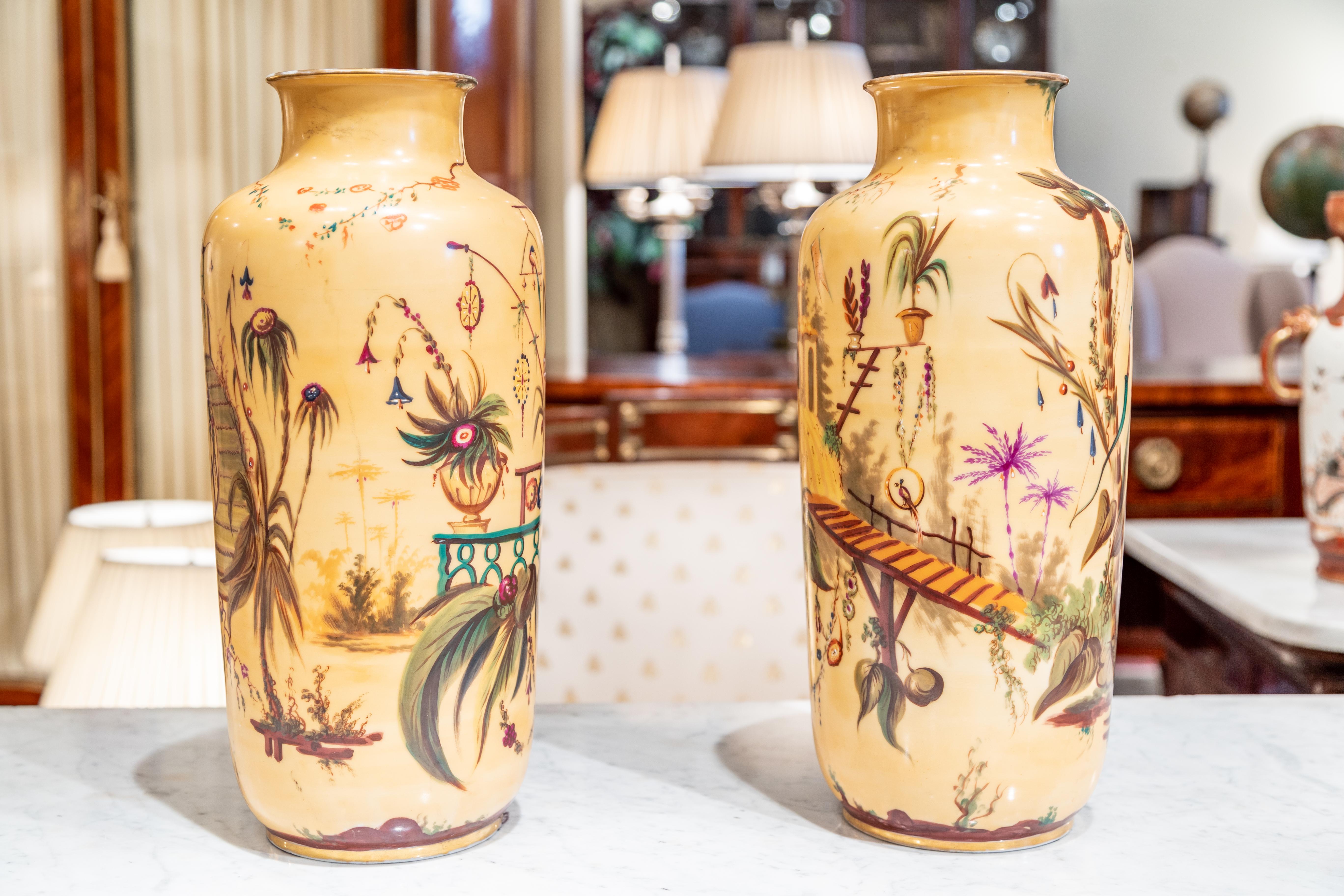 Fino par de jarrones de porcelana francesa del siglo XIX con figuras chinas pintadas a mano Belle Époque en venta