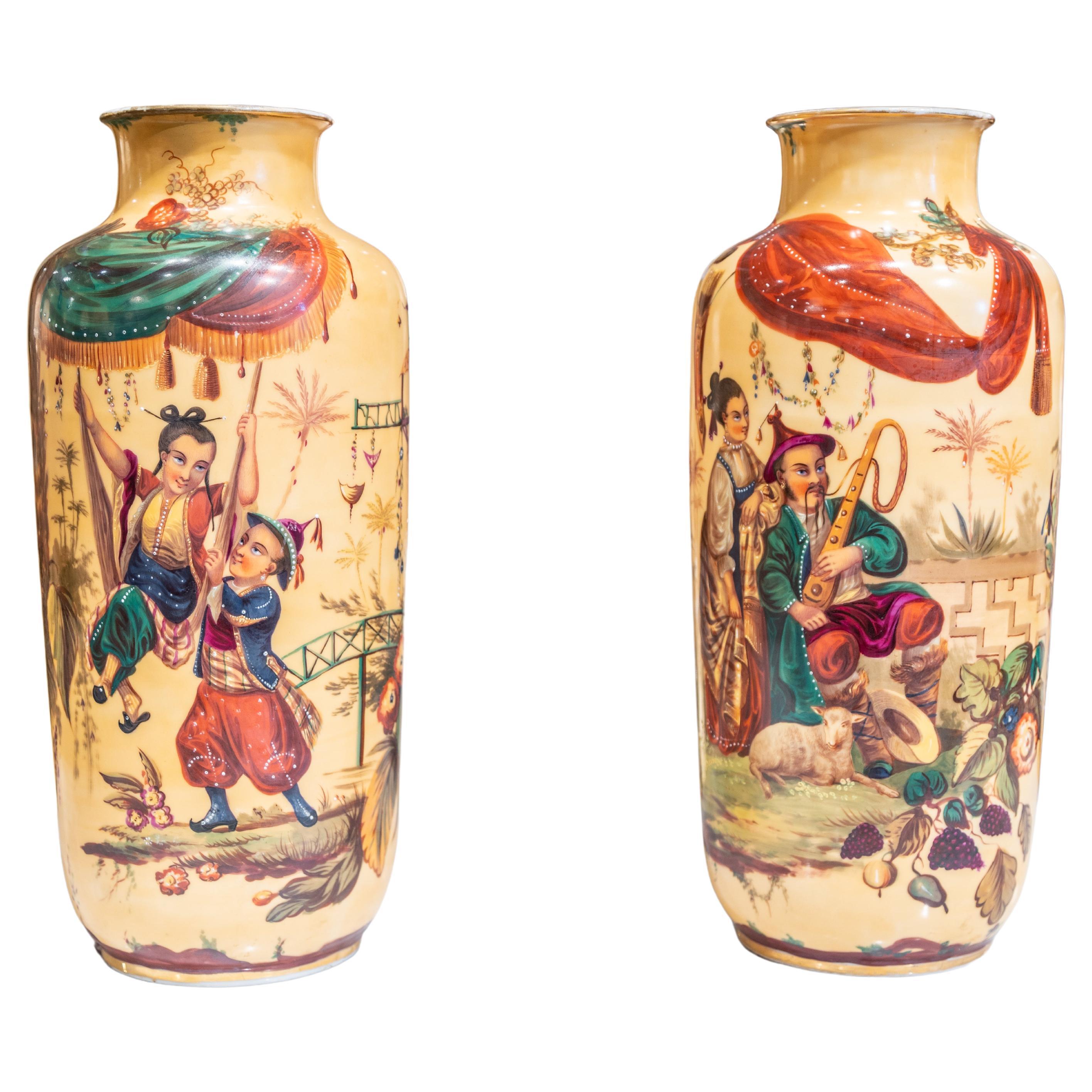 Paire de vases en porcelaine française du 19ème siècle avec des figures chinoises peintes à la main en vente