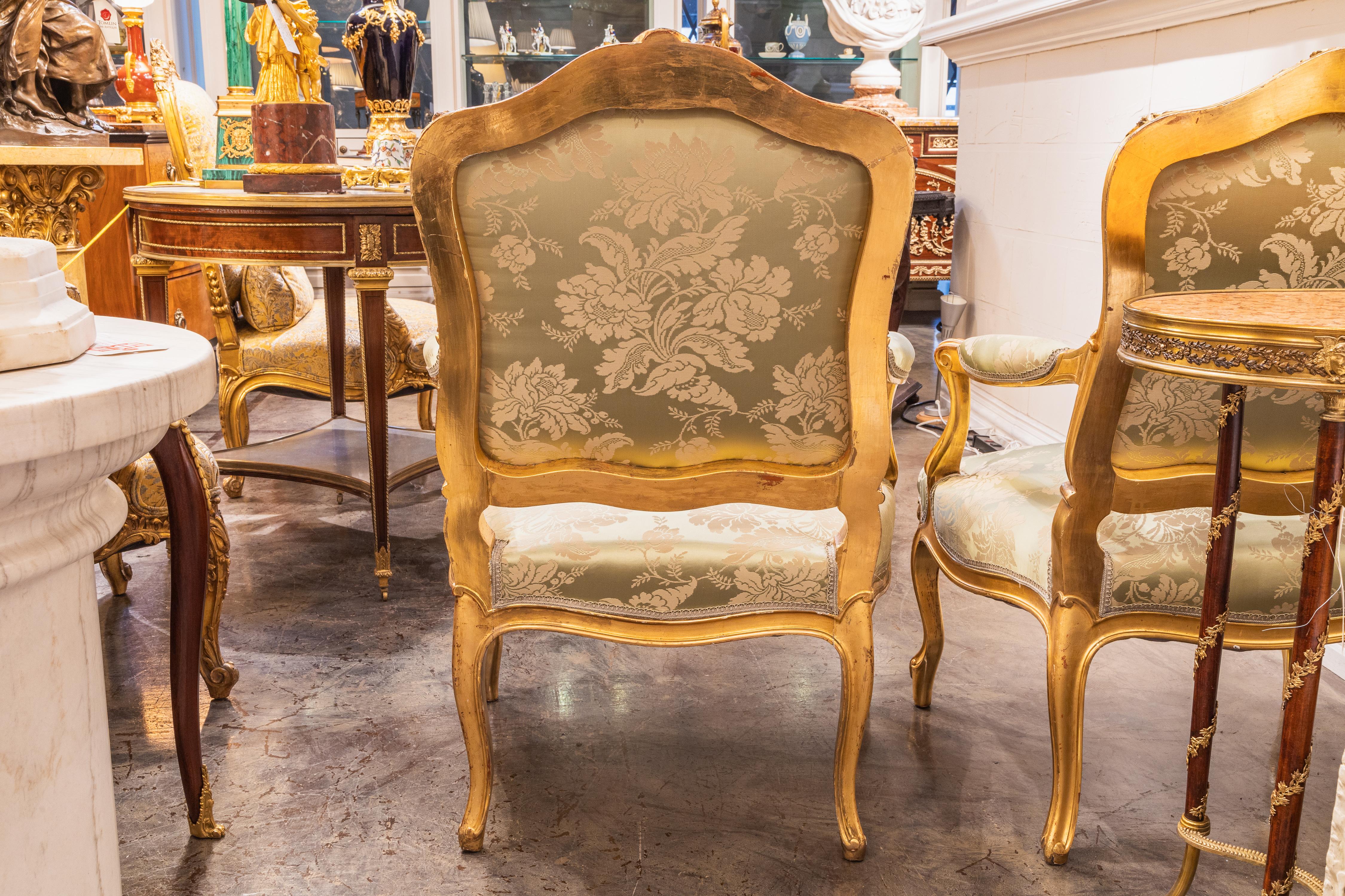 Une belle paire de fauteuils Louis XV du 19ème siècle, dorés à l'eau. Sculpture fine avec une soie  en vente 1