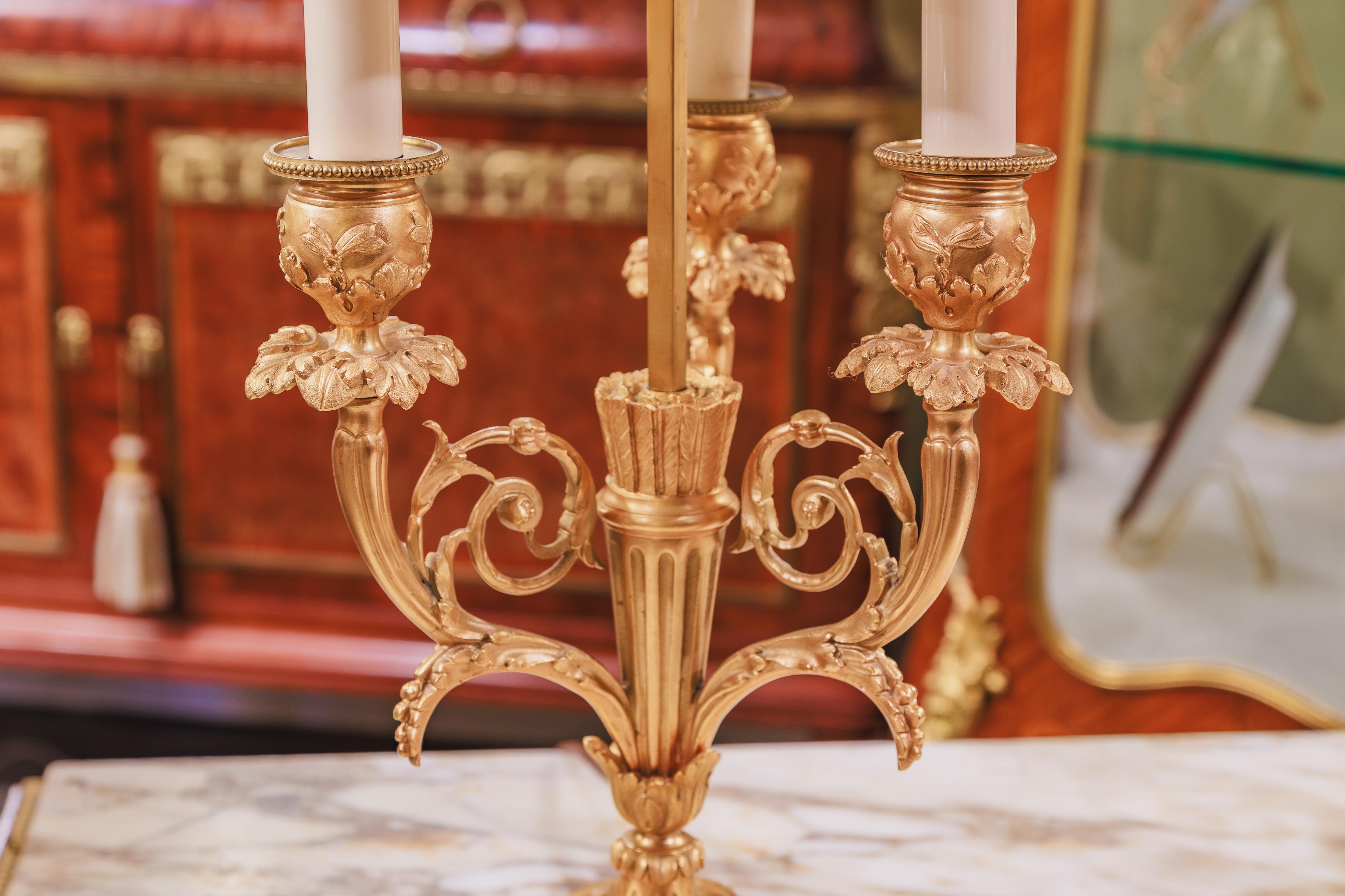 A fine pair of 19th c Louis XVI gilt bronze bouillotte lamps with tole shades (Louis XVI.) im Angebot