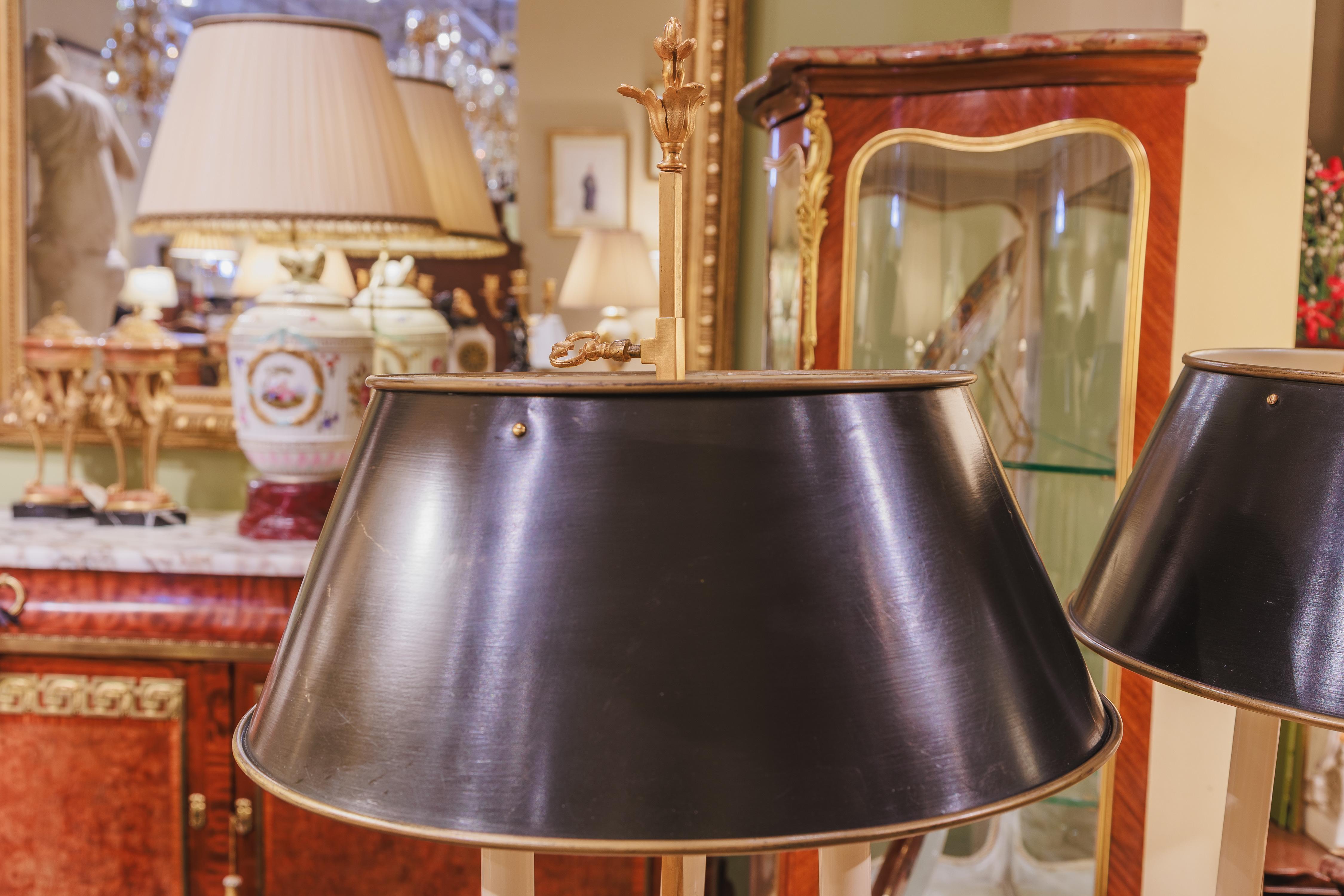 A fine pair of 19th c Louis XVI gilt bronze bouillotte lamps with tole shades (Französisch) im Angebot