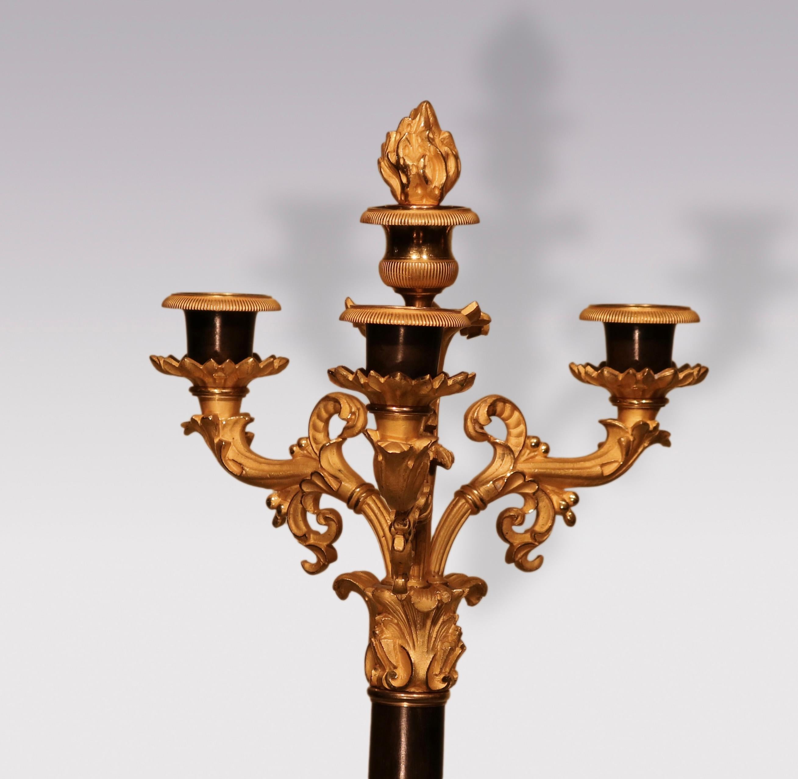 Ein feines Paar Bronze- und Goldbronze-Kandelaber aus dem 19. Jahrhundert mit 4 Lichtern (Regency) im Angebot