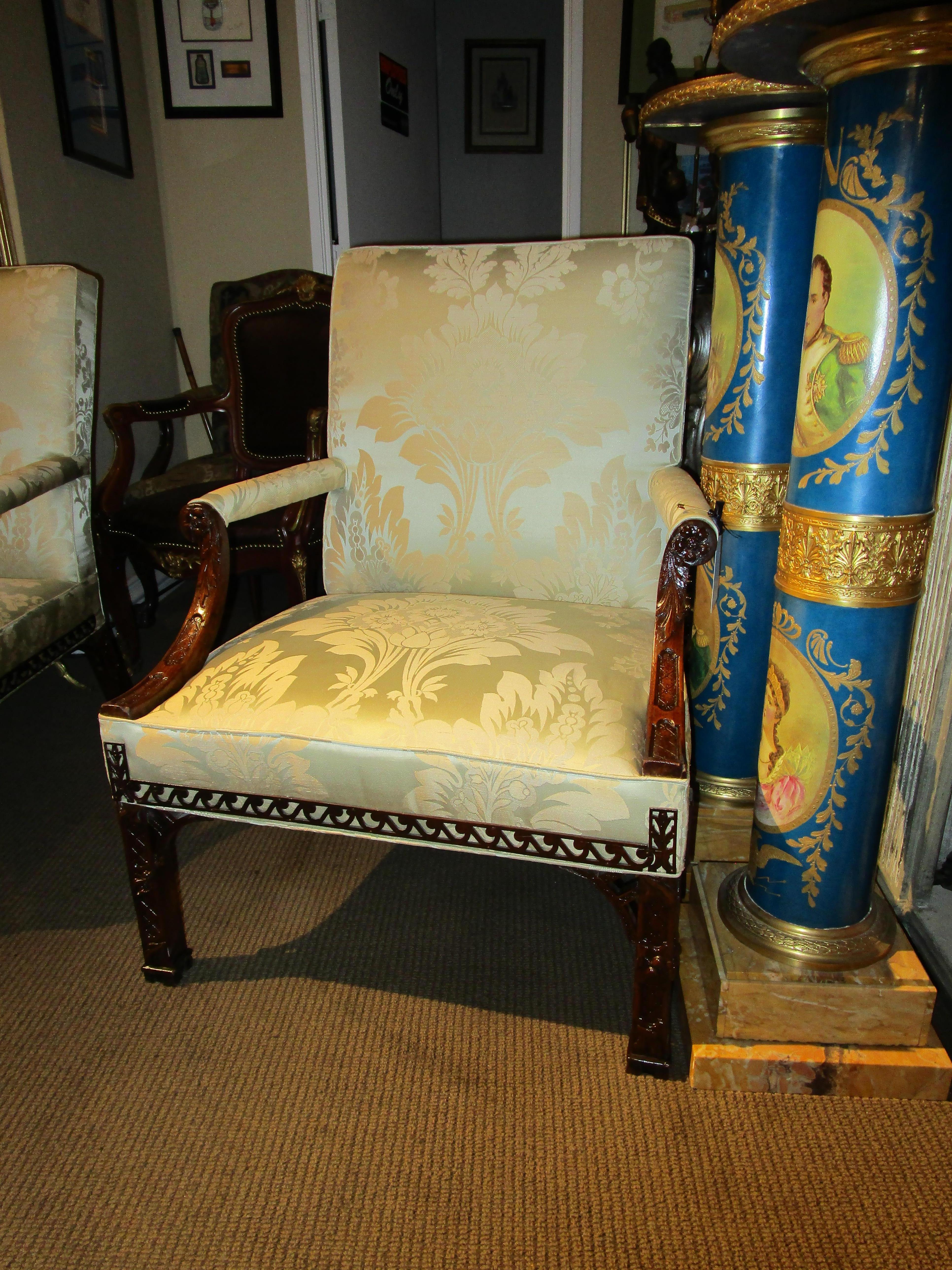 Fina pareja de grandes sillones chinos del siglo XIX de caoba tallada Chippendale estilo Gainsborough . Hermoso tallado y calado . Cubierta de seda verde 