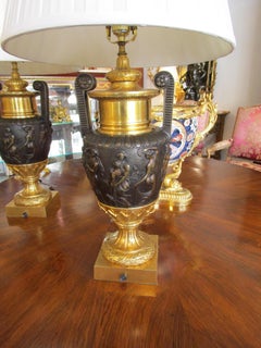 Bella coppia di lampade classiche a urna in bronzo e bronzo dorato del XIX secolo