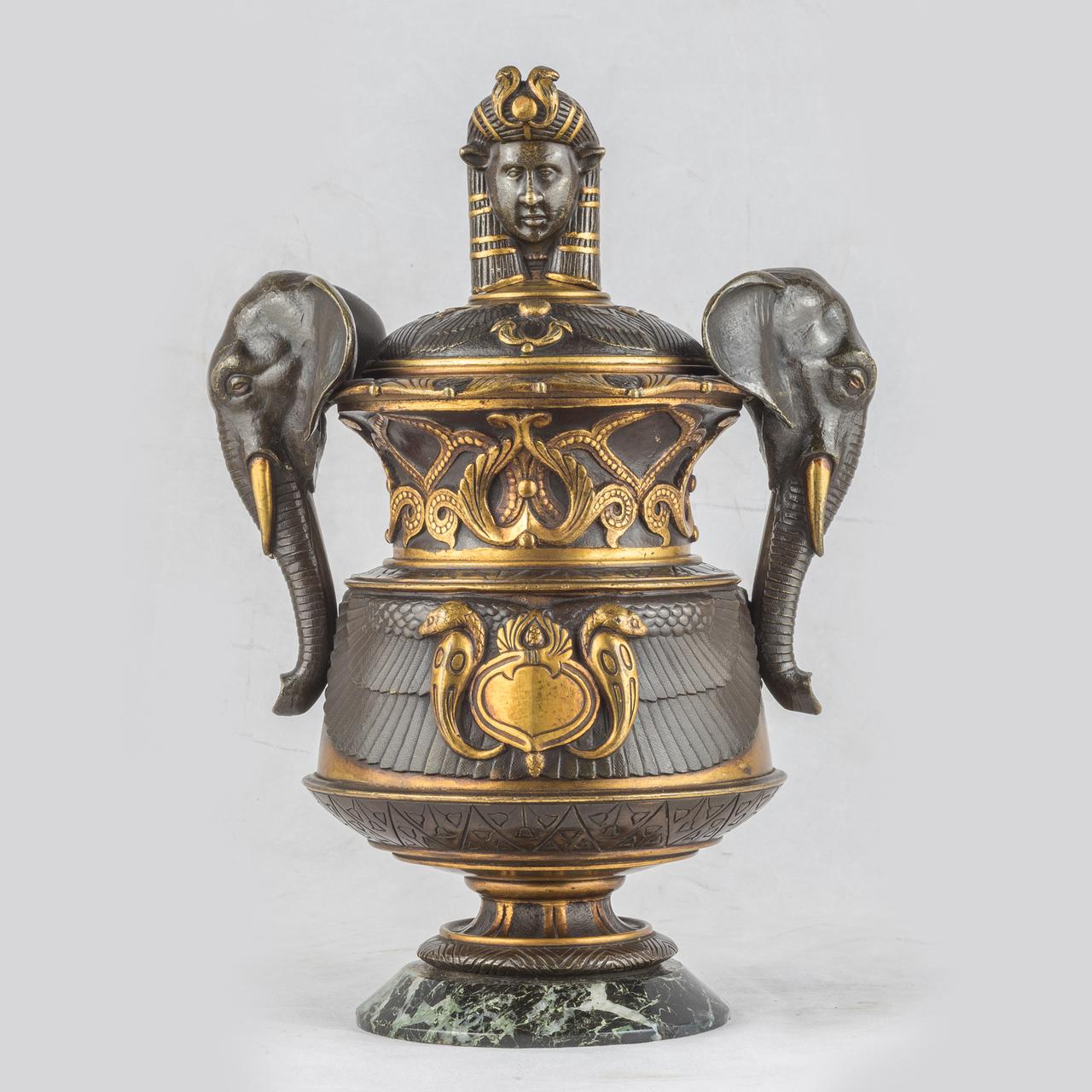 Une belle paire de vases à couvercle, dorés et patinés, de style néo-égyptien, datant du XIXe siècle.