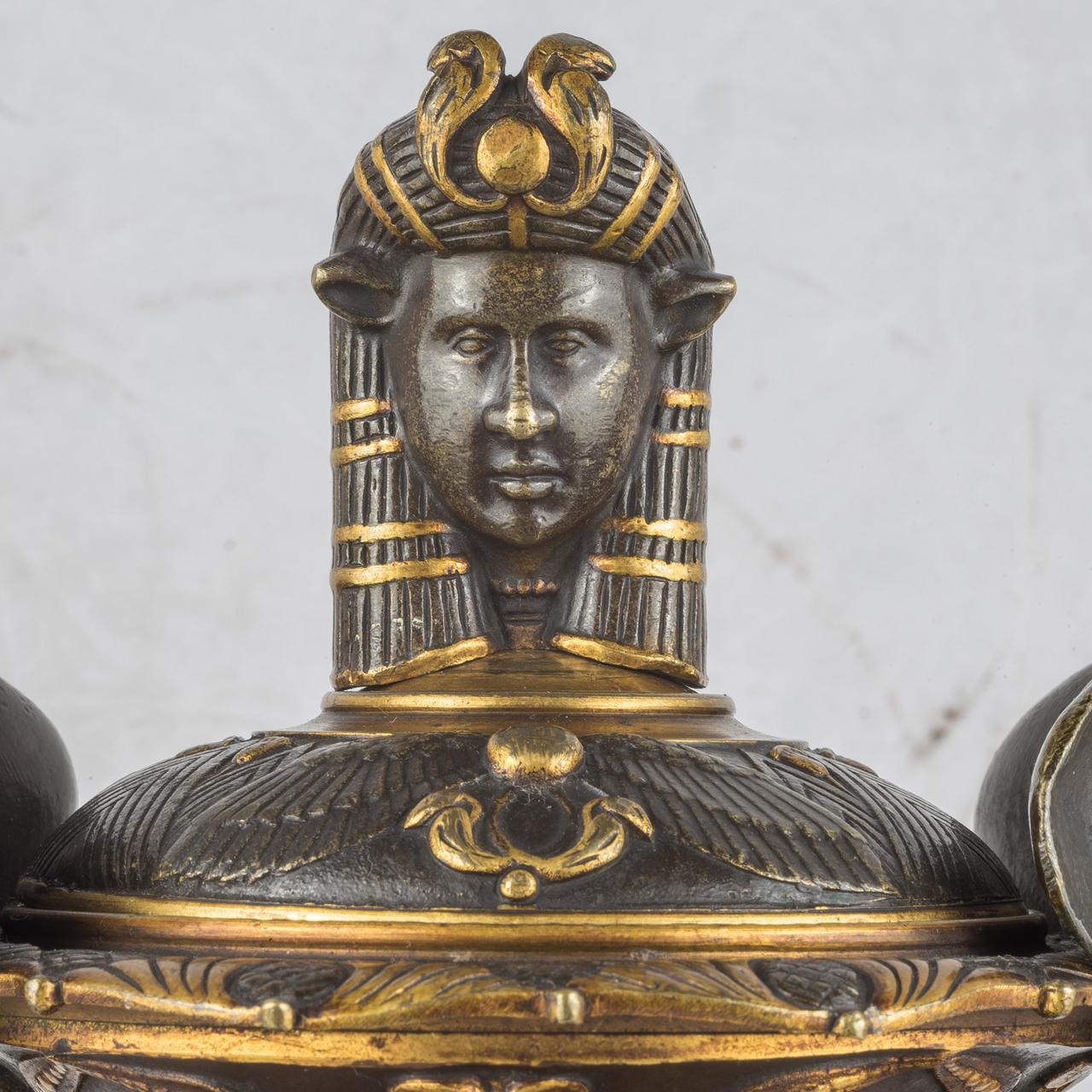 Français Paire de vases de style néo-égyptien du 19ème siècle, dorés et patinés, avec couvercles en vente