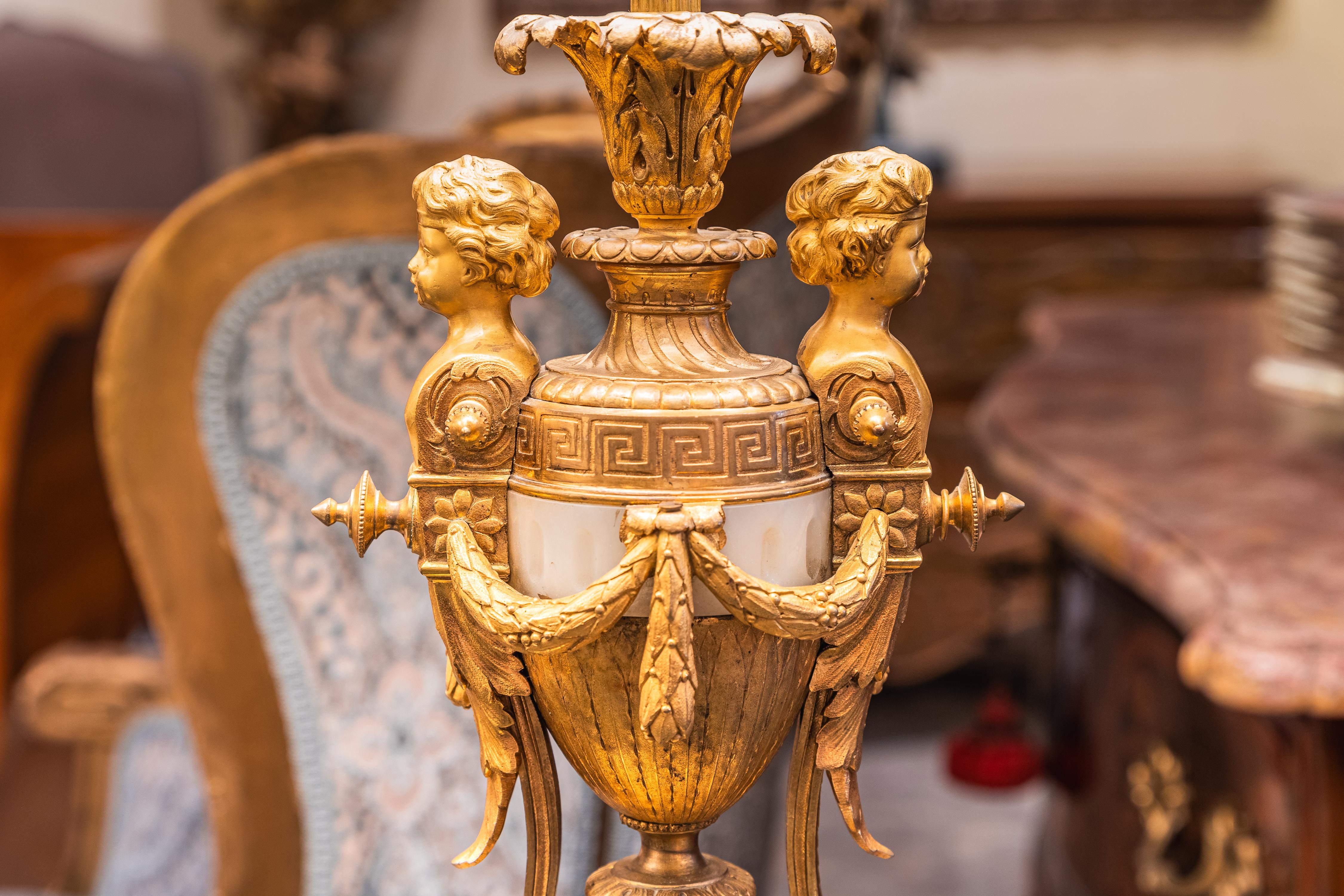 Luigi XVI A fine pair of 19th century French  alabaster and gilt bronze lamps in vendita