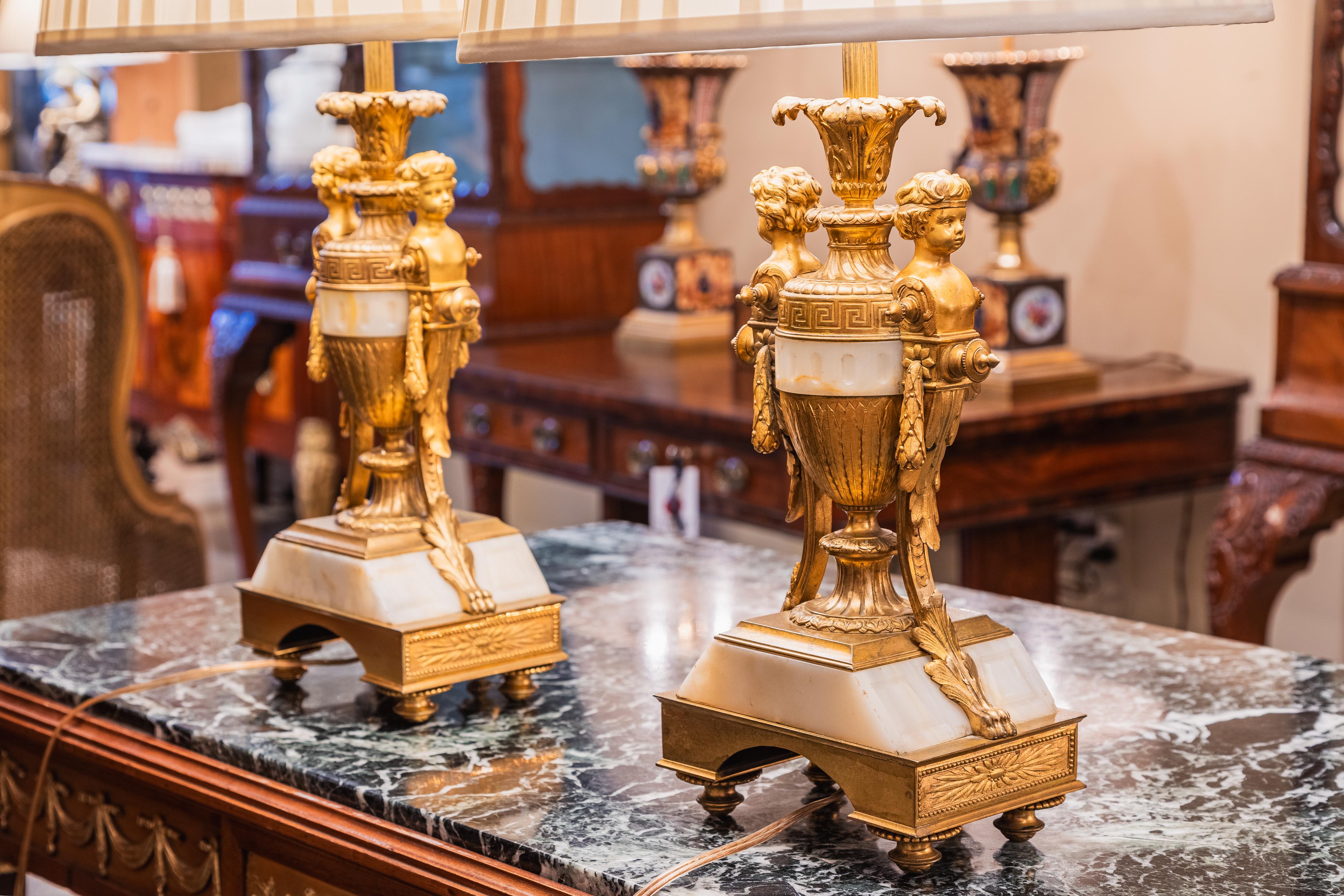 Francese A fine pair of 19th century French  alabaster and gilt bronze lamps in vendita