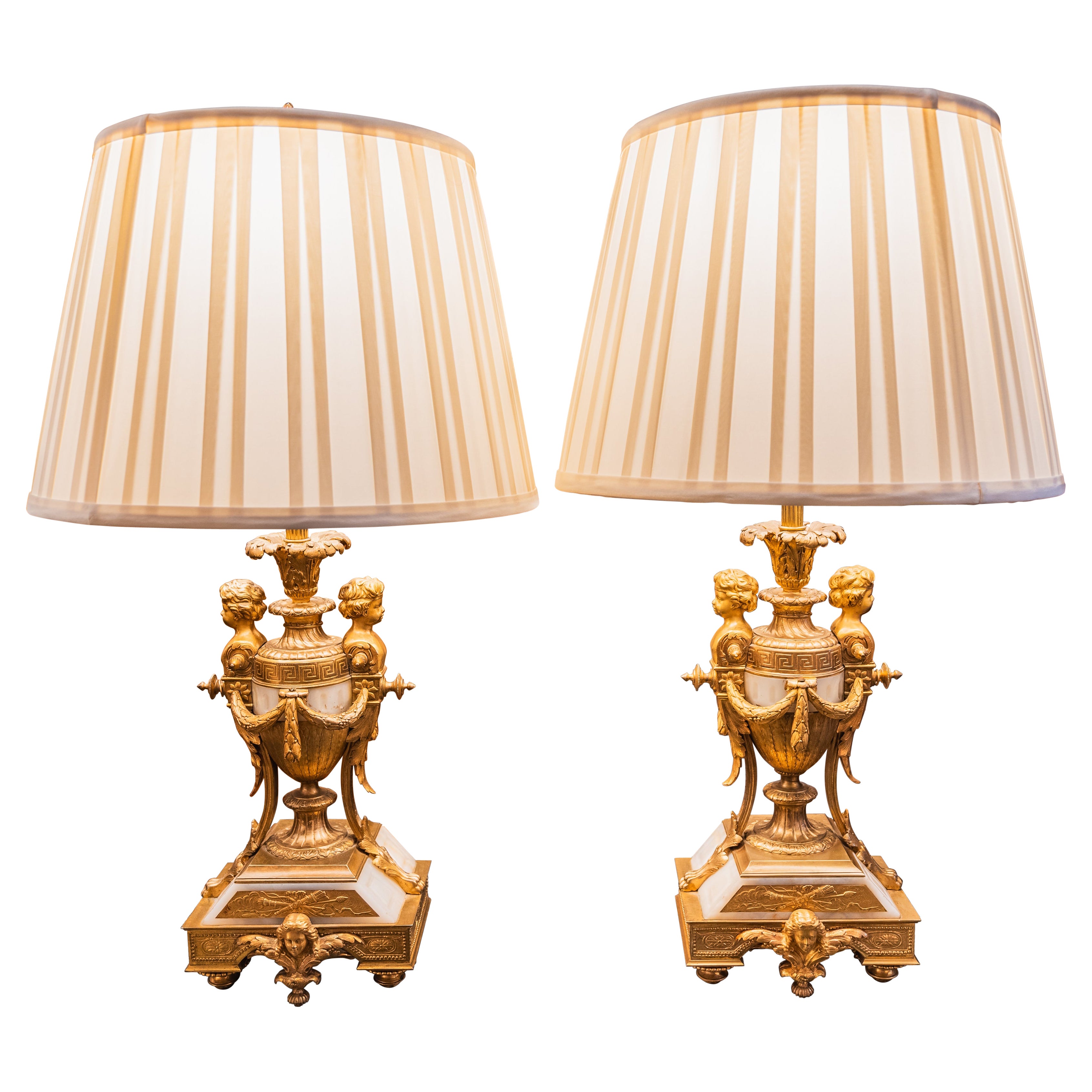 Une belle paire d'objets français du 19e siècle  lampes en albâtre et bronze doré en vente