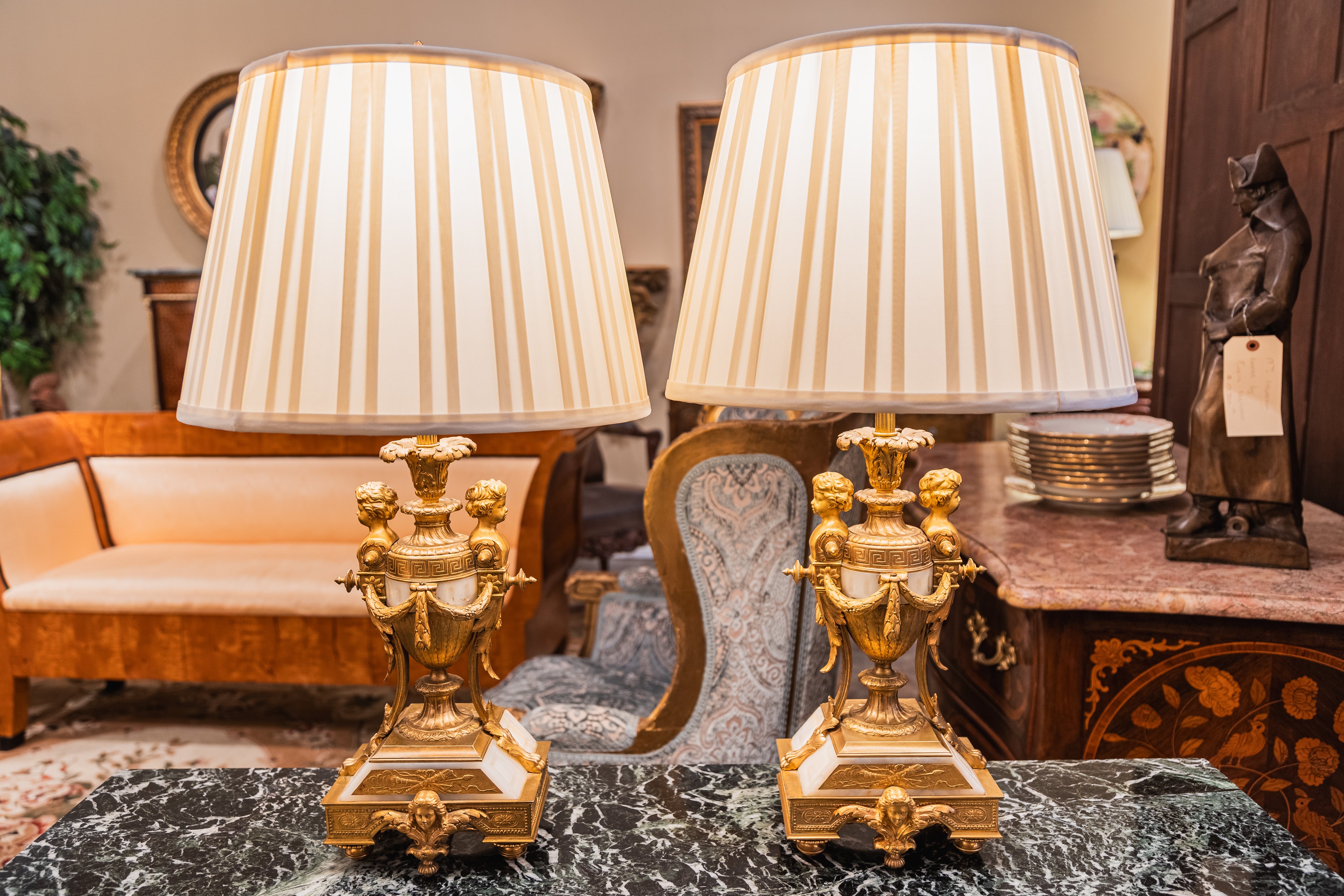 A fine pair of 19th century French  alabaster and gilt bronze lamps in vendita